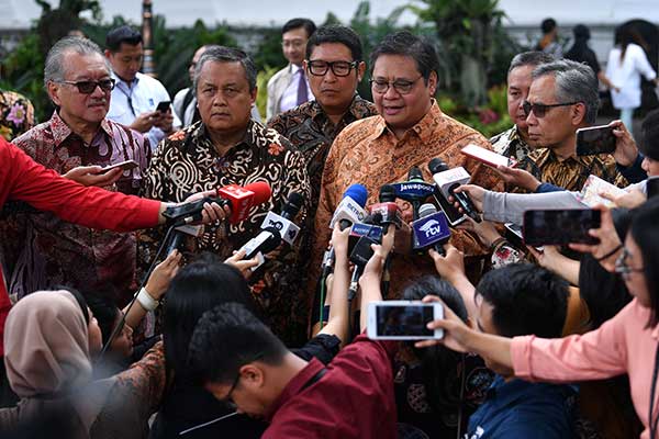 Menko Perekonomian Airlangga Hartarto, Gubernur BI Perry Warjiyo (kedua kiri), Ketua Dewan Komisioner OJK Wimboh Santoso (kanan)
