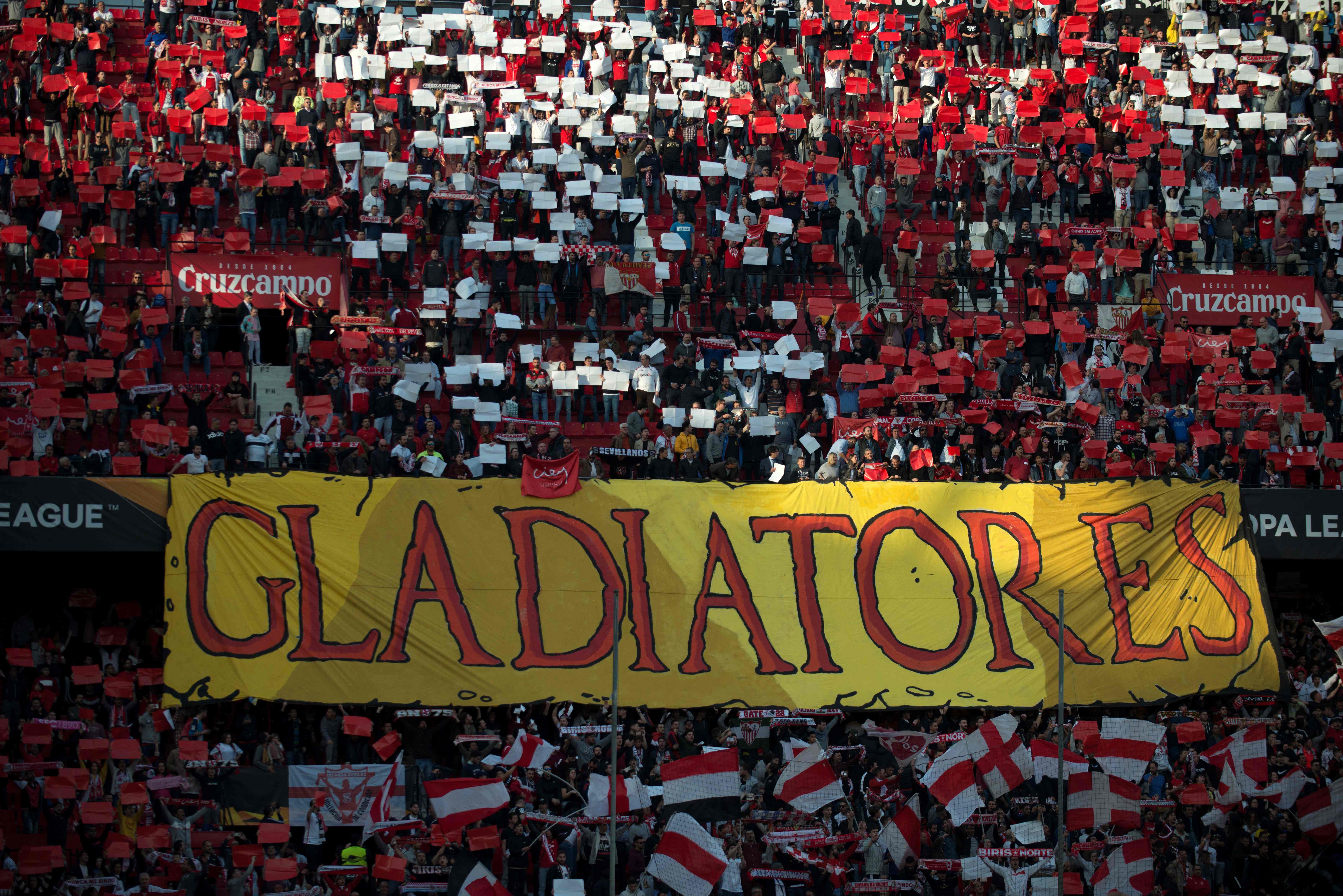 Para pendukung Sevilla memberikan dukungan di Stadion Ramon Sanchez Pizjuan