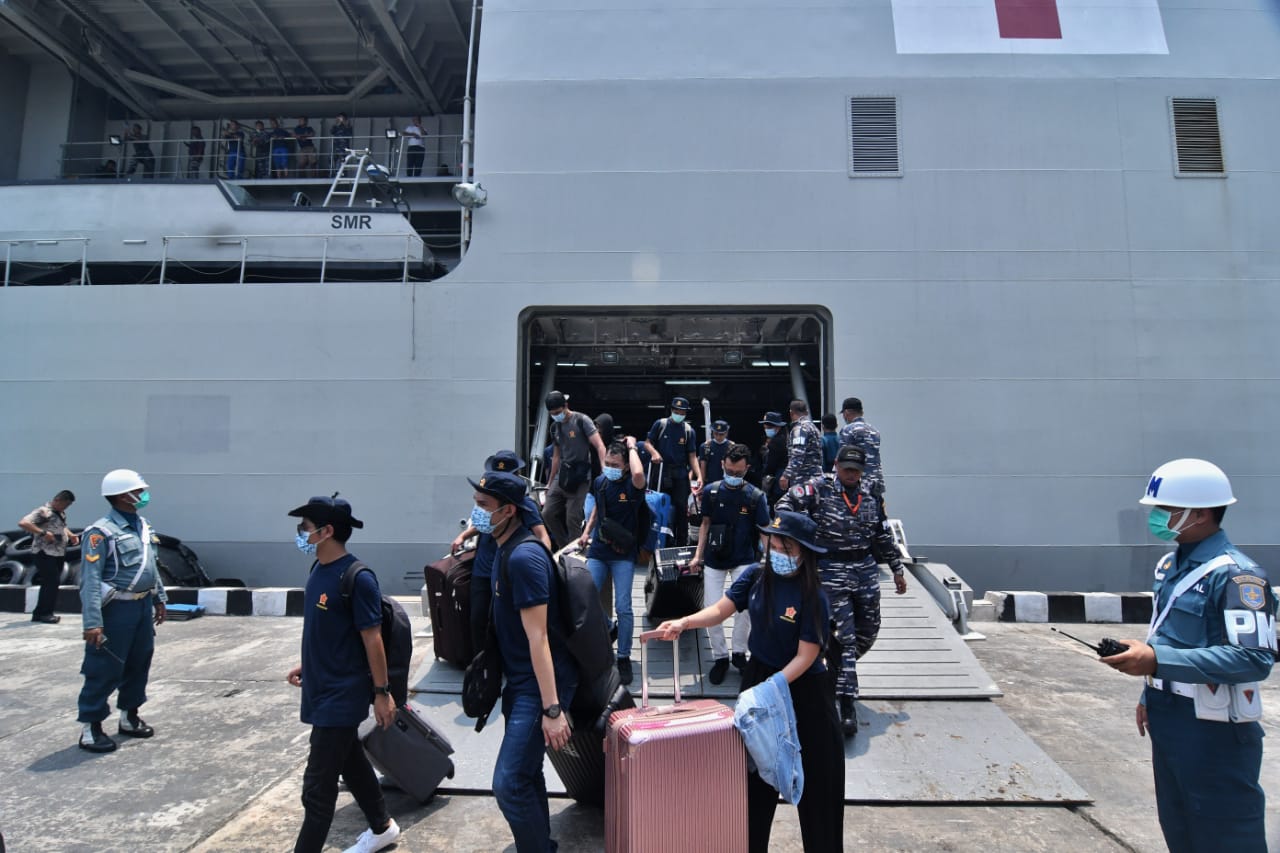 Sejumlah ABK World Dream turun dari KRI Rumah Sakit Semarang di dermaga Kolinlamil Jakarta, Sabtu (14/3/2020). 