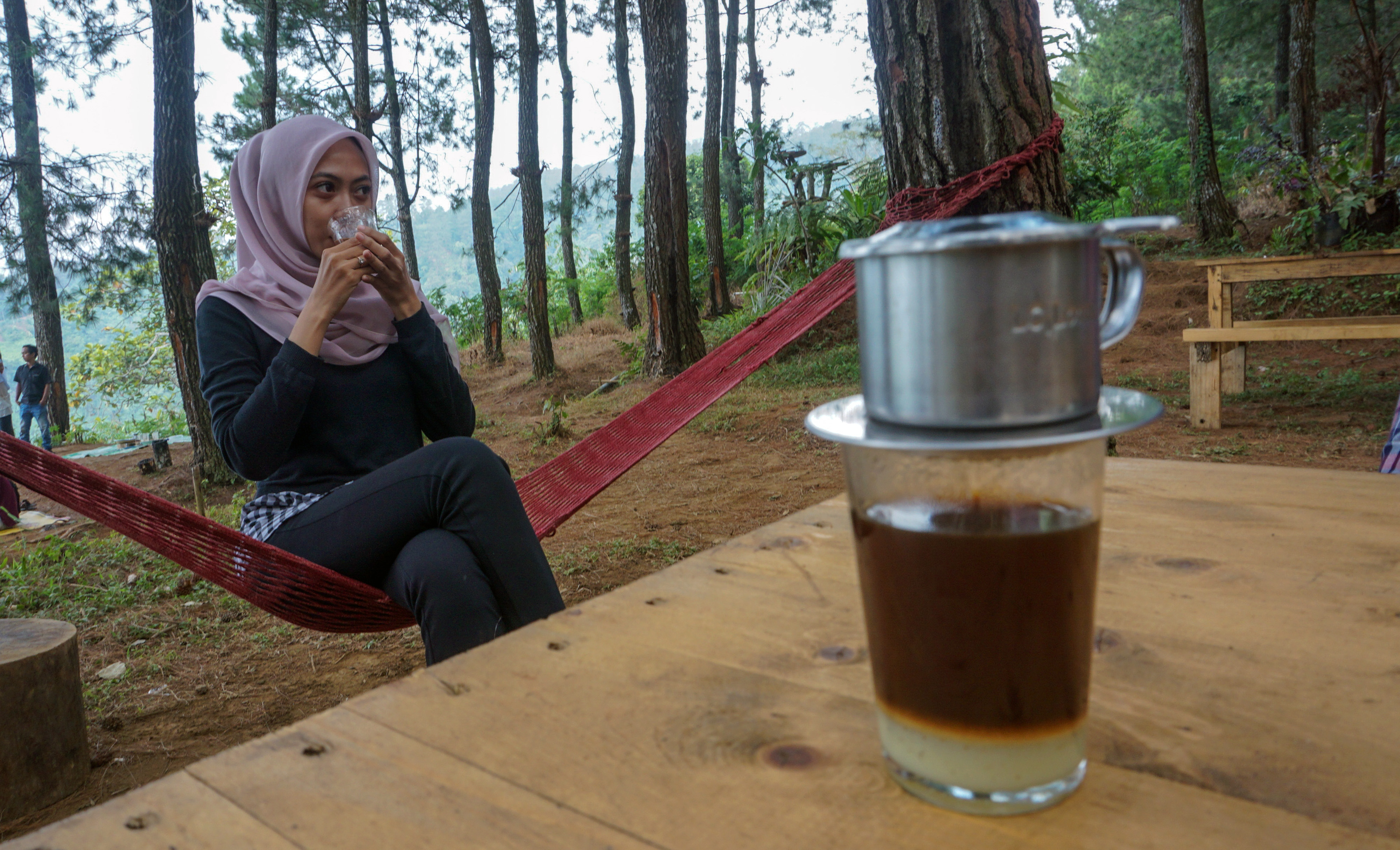 Seorang perempuan menikmati sajian kopi di Kedai Sapta Wening, Kecamatan Blado, Kabupaten Batang, Jawa Tengah, Sabtu (27/7)