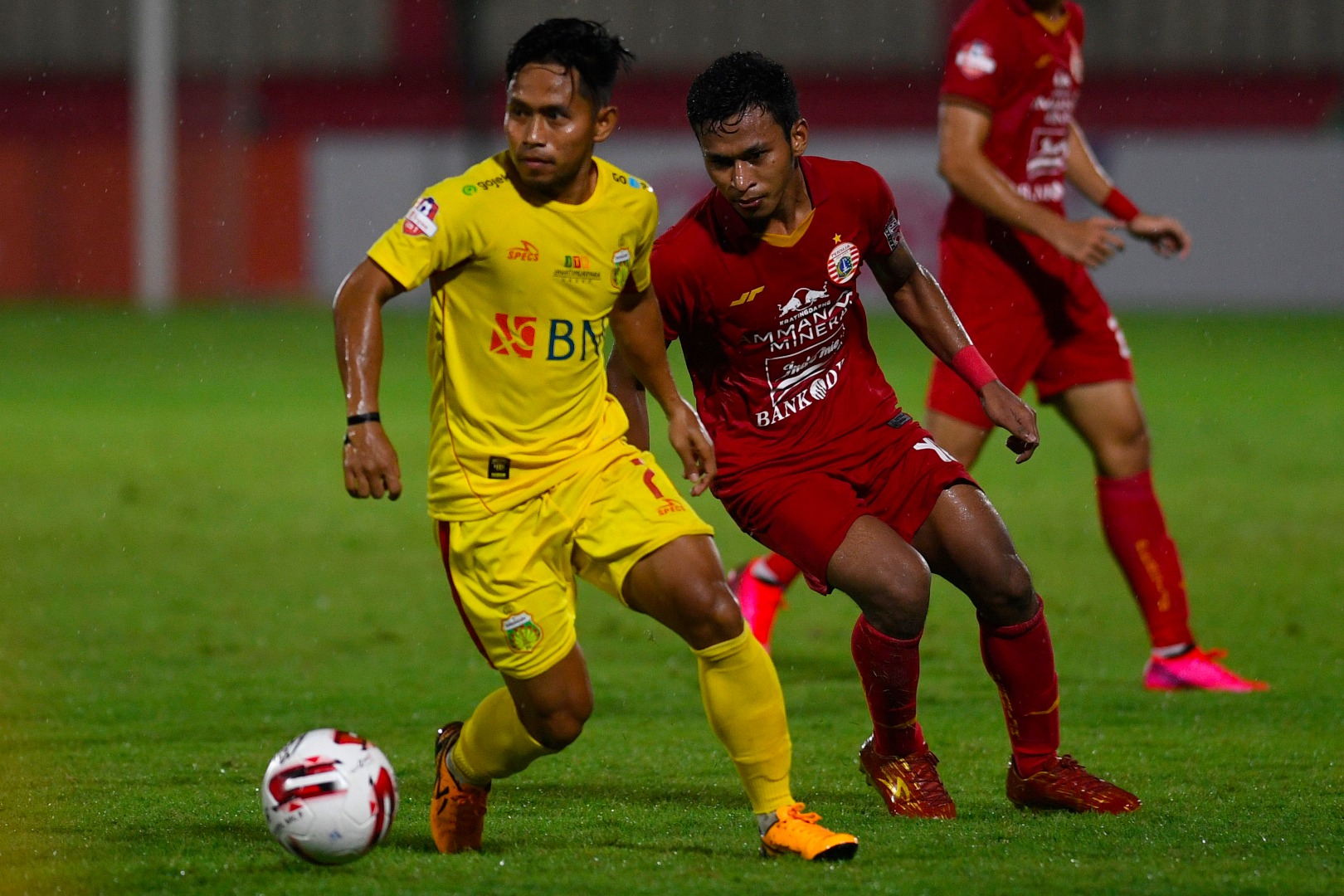 Pesepak bola Bhayangkara FC Andik Vermansyah (kiri) berebut bola dengan pesepak bola Persija Jakarta Osvaldo Ardiles Haay (kanan