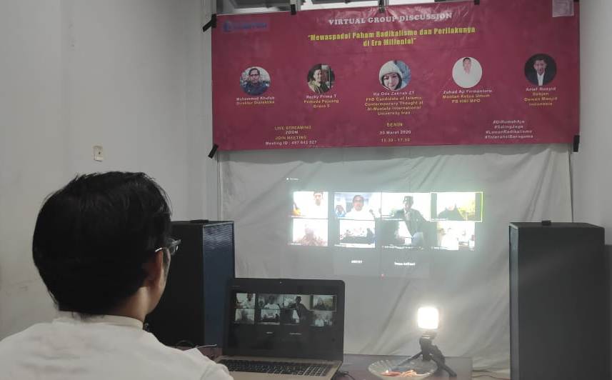 Proses dan suasana virtual group discussion di kantor Lembaga Kajian Dialektika, di Jakarta, Senin (30/3)