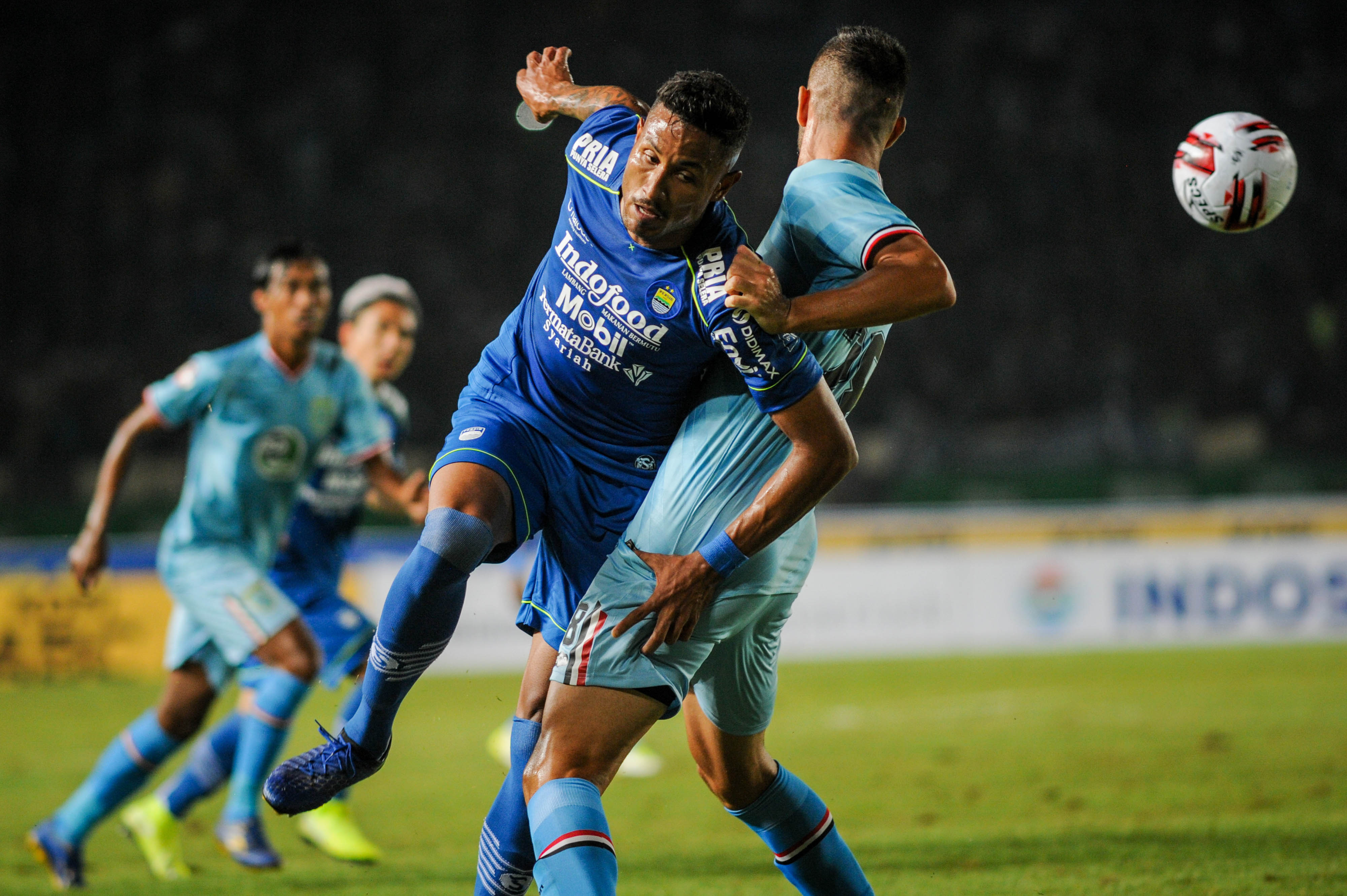 Pemain Persib Bandung Wander Luiz (kiri) berusaha melewati pemain Persela Lamongan Jasmin Mecinovic (kanan) 