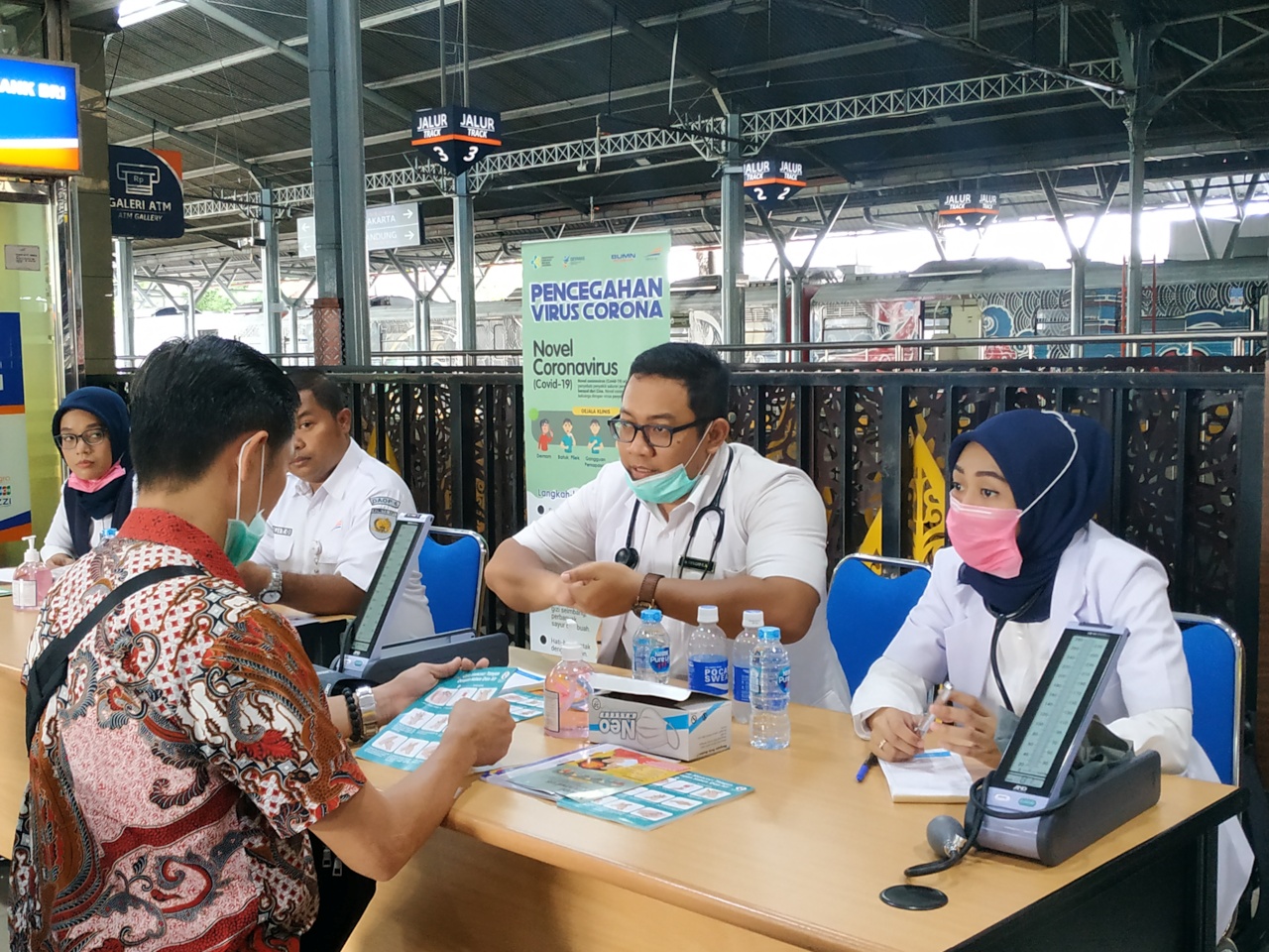 Petugas kesehatan PT KAI Daop 6 Yogyakarta memeriksa kesehatan penumpang kereta, Jumat (6/2/2020). 