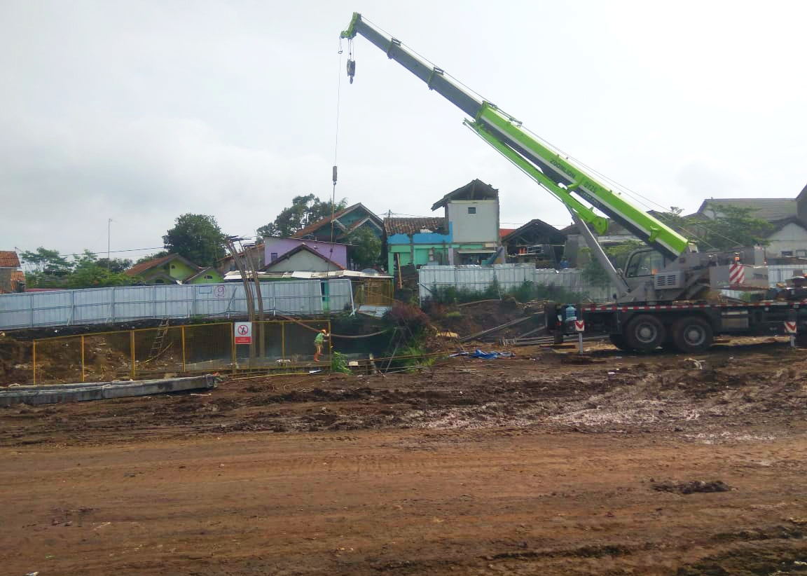Di Kampung Lebaksari, Desa Mekarsari, Kecamatan Ngamprah, kendaraan berat terlihat masih mondar-mandir