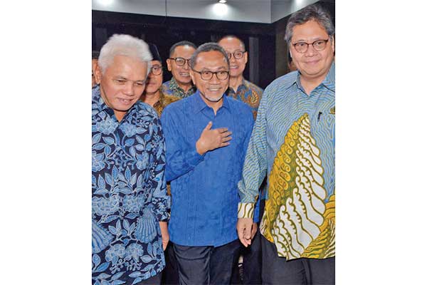 Ketua Umum Partai Golkar Airlangga Hartarto menerima Ketua Umum PAN Zulkifl i Hasan di Gedung DPP Golkar, Jakarta, kemarin.