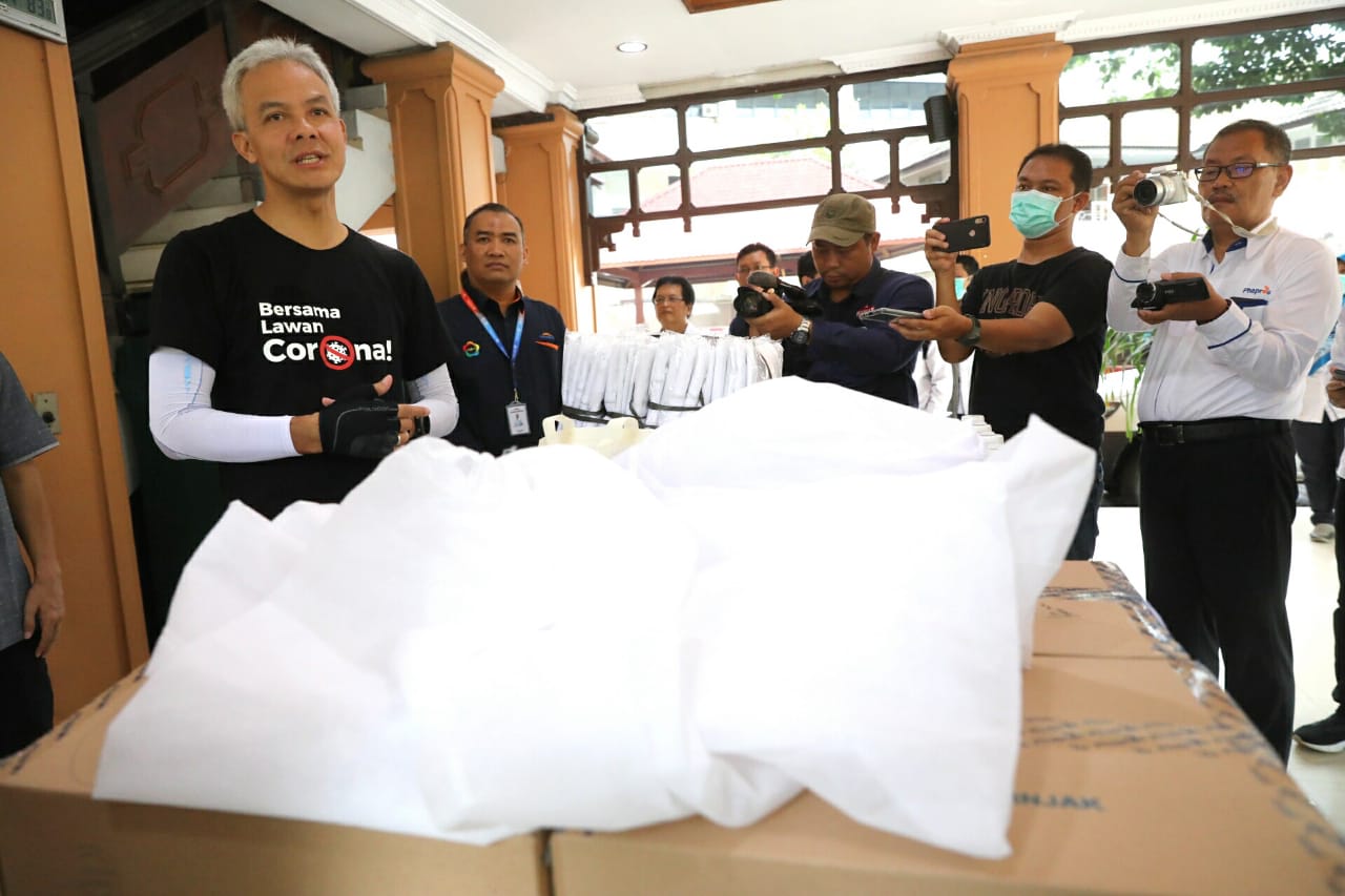 Gubernur Jawa Tengah Ganjar Pranowo saat menerima tim dari RSUD dr Moewardi yang membuat APD sendiri, Senin (23/3/2020).