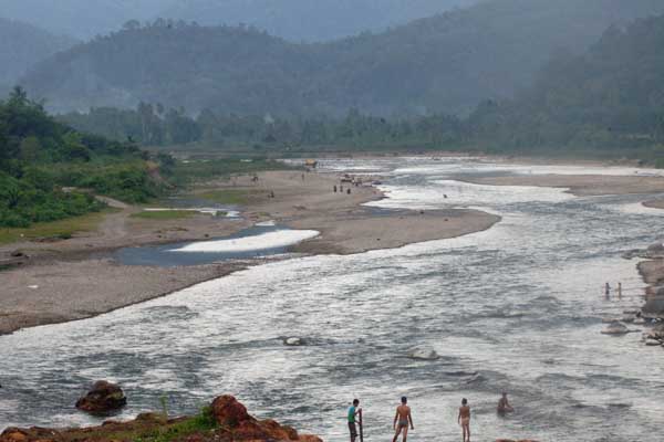 Warga mandi di sungai yang sudah melebar akibat galian C, di Koto Buruak, Lubuk Alung, Kab.Padangpariaman.