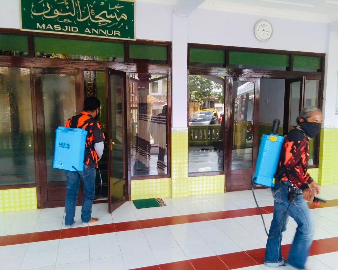 Pemuda Pancasila giatkan penyemprotan disinfektan di perdesaan, Kabupaten Malang, Kamis (26/3/2020).