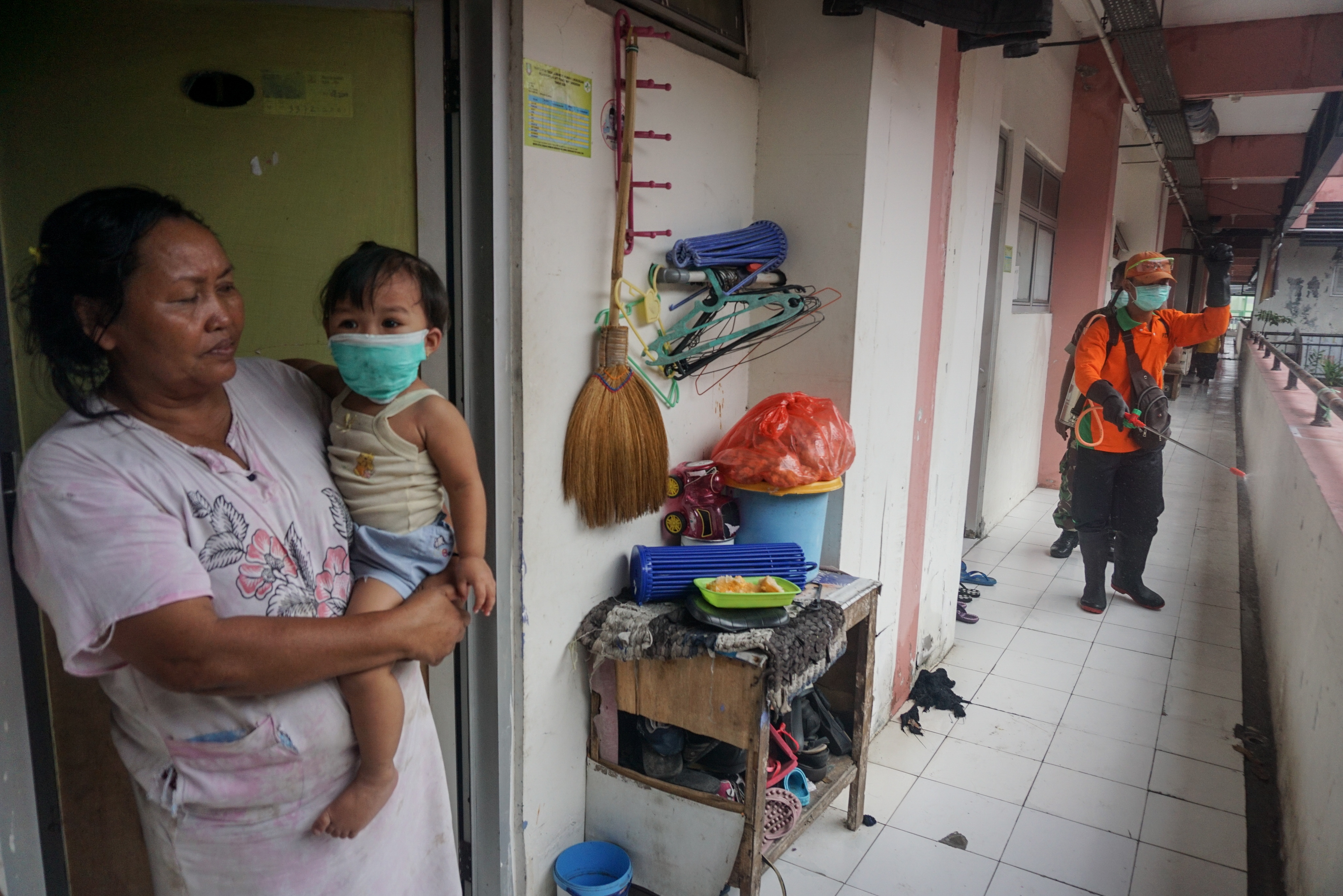 Petugas Dinas Lingkungan Hidup (DLH) Solo menyemprotkan cairan disinfektan di Rusunawa Semanggi, Solo, 