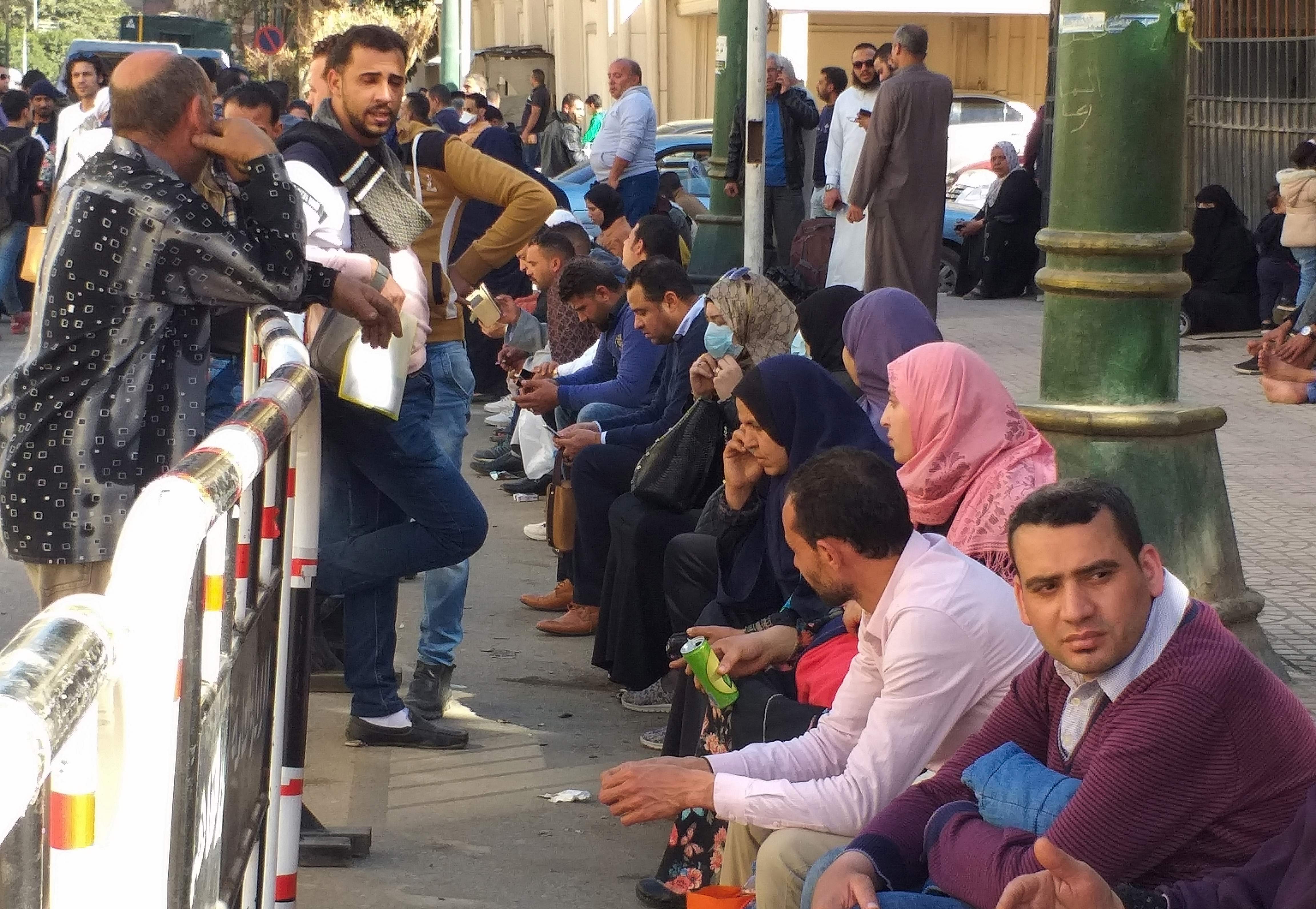 Warga Mesir berkumpul di depan Laboratorium Pusat Kesehatan Nasional di wilayah Kairo, untuk melakukan tes virus korona.