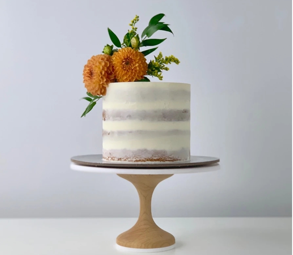 Toko kue Butter& membuat kue-kue dengan berbagai pesan positif selama wabah covid-19.