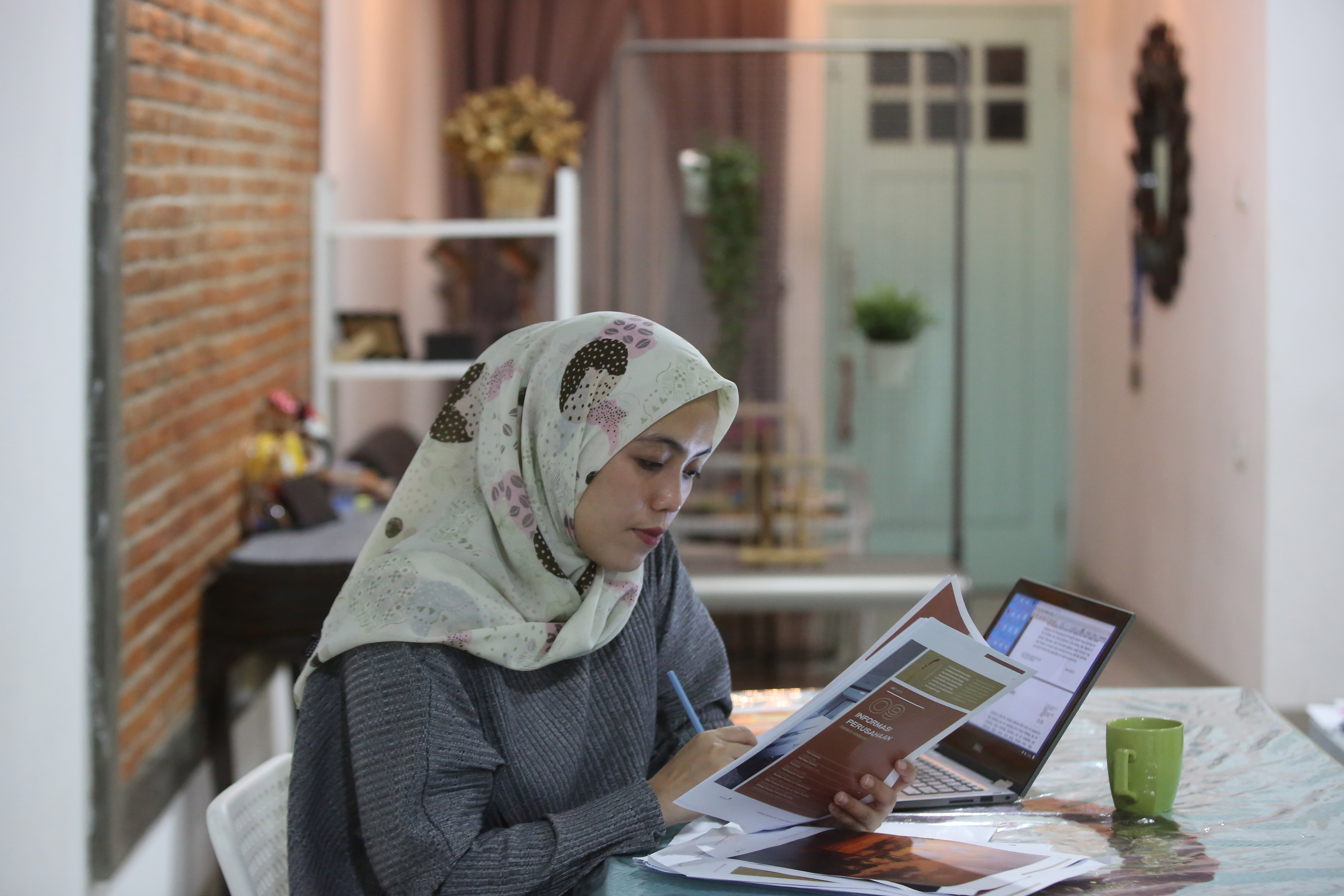  salah satu pegawai perusahaan swasta menyelesaikan pekerjaan di rumah, Jakarta, Senin (16/3/2020).