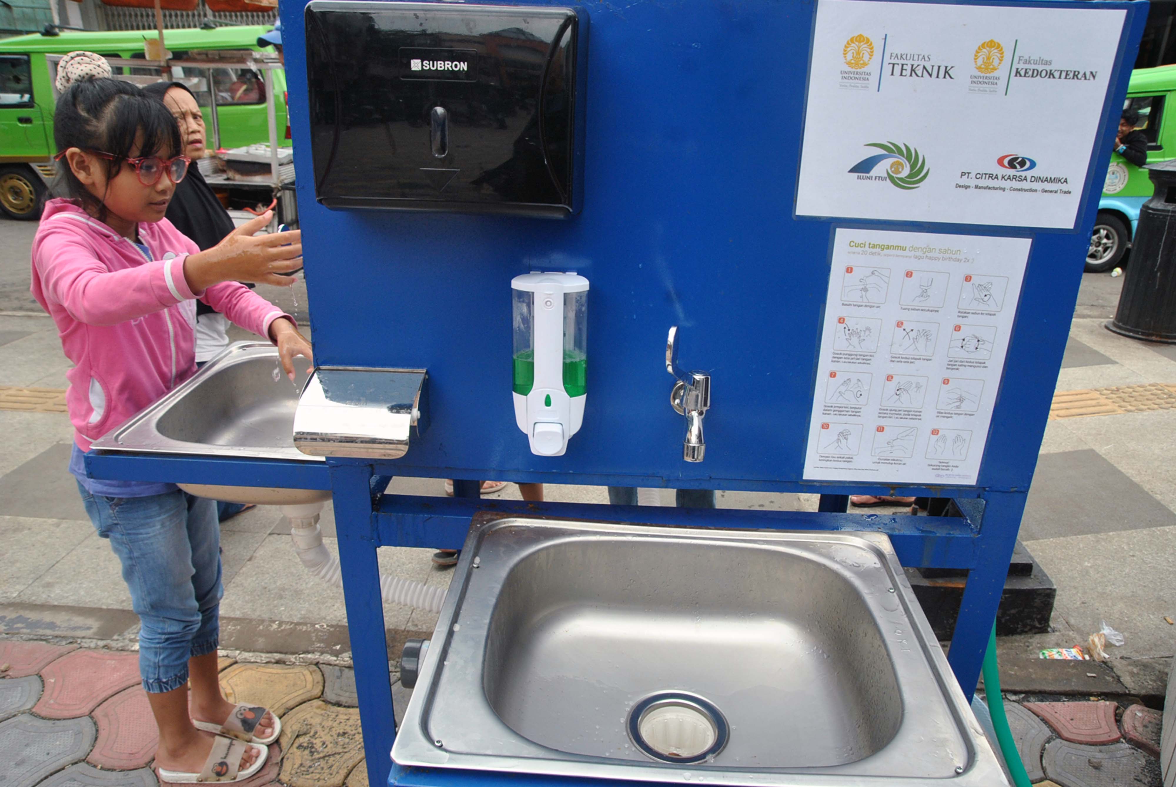 Seorang anak memanfaatkan fasilitas tempat cuci tangan atau wastafel portabel di jalan Bata, Kelurahan Babakan Pasar, Bogor