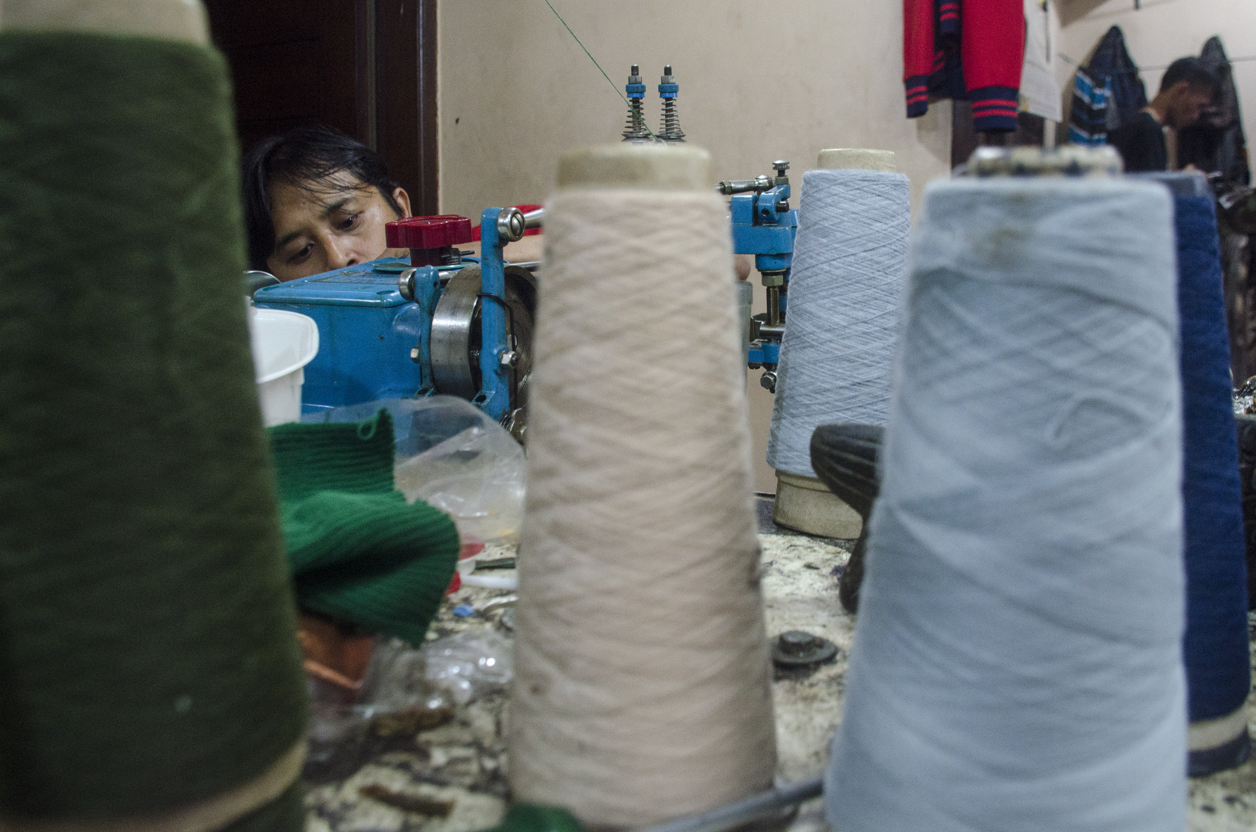 Pekerja menyelesaikan pesanan pakaian rajut di industri rumahan Sentra Rajut Binong, Bandung, Jawa Barat, Senin (7/1/2020).