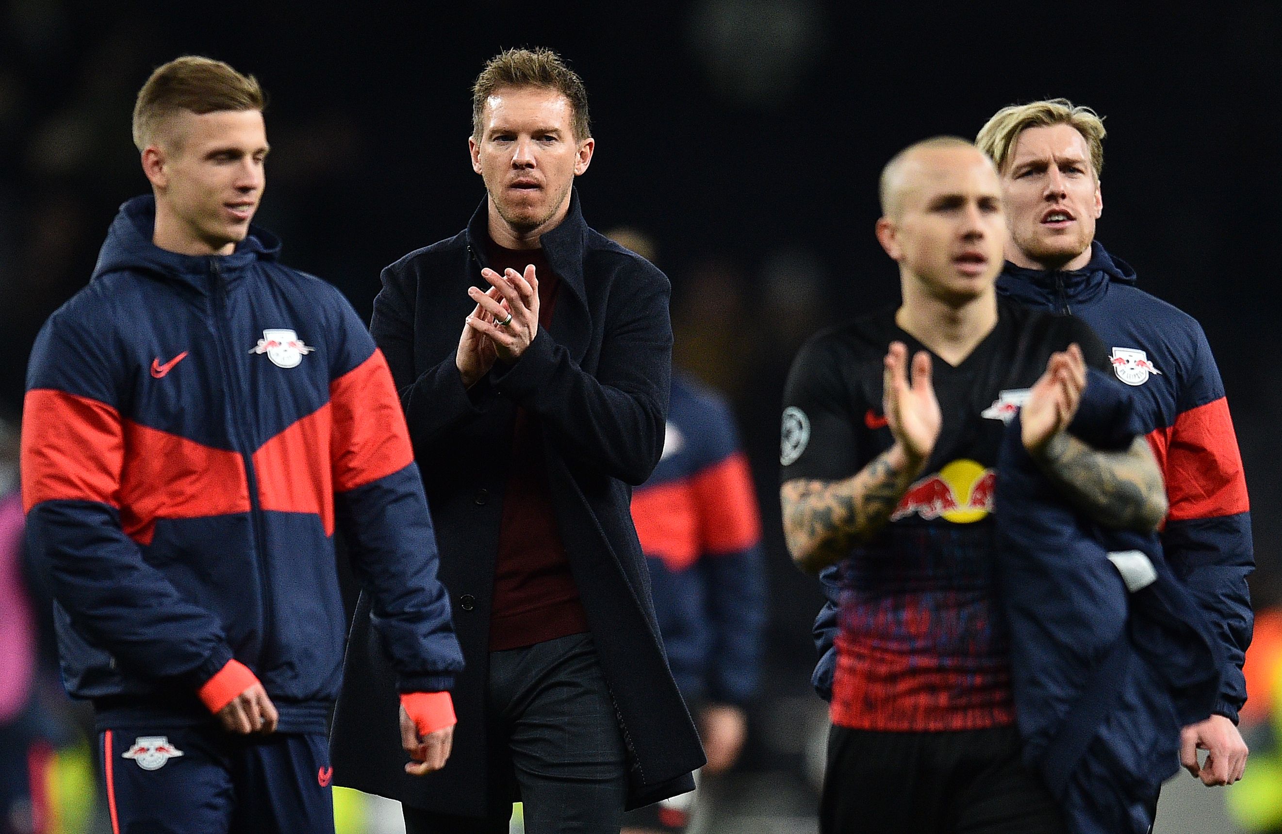 Pelatih RB Leipzig asal Jerman, Julian Nagelsmann (2L) dan pemain belakang RB Leipzig, Angelino (2R), memuji para penggemar  