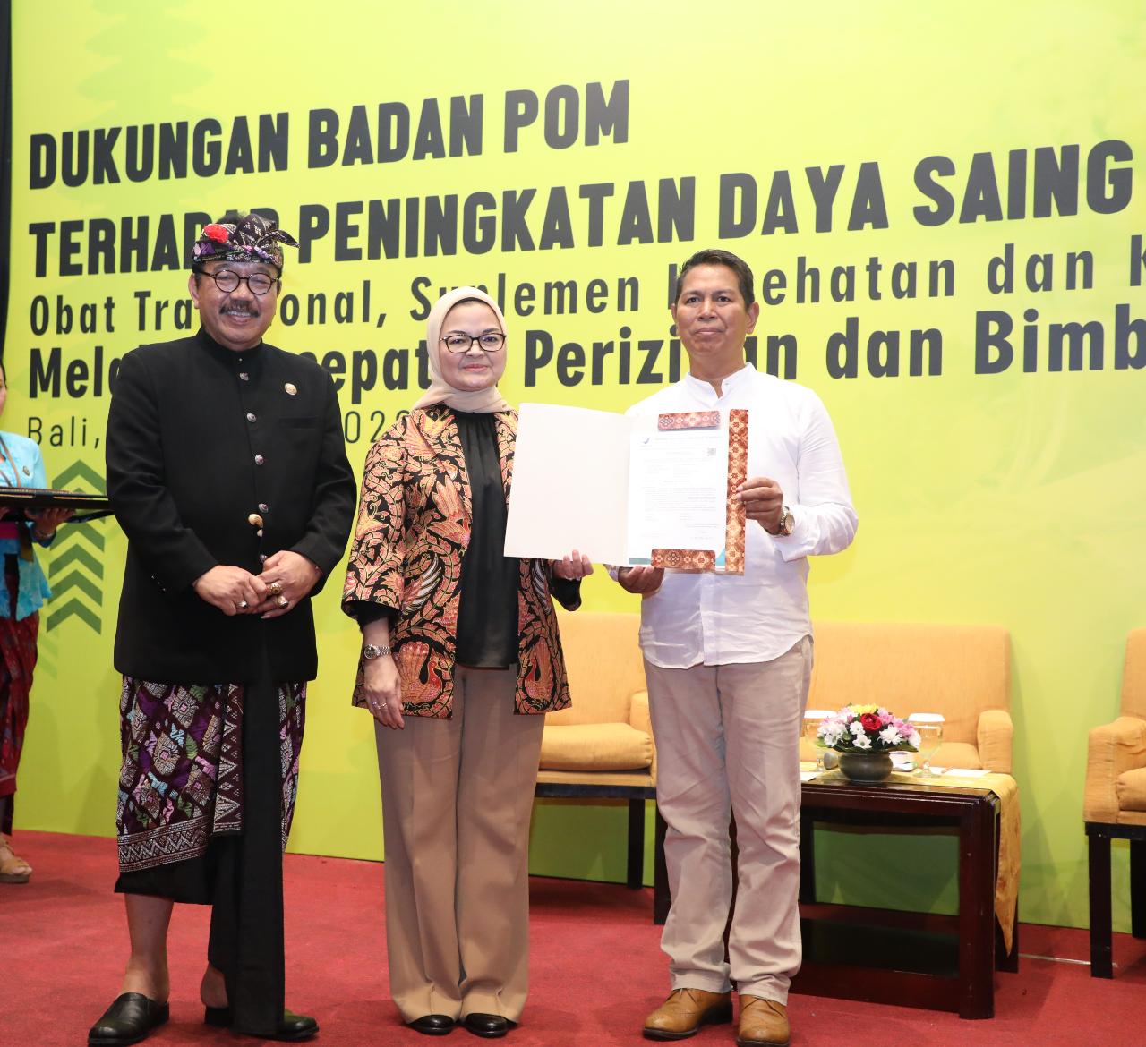 Ketua Badan POM menyerahkan sertifikat edar untuk minuman tradisional Arak Bali.