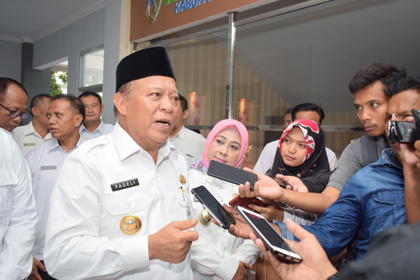 Bupati fadeli di halaman Gedung BLK Lamongan.