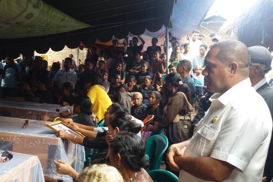 Bupati Flores Timur Anton Gege Hadjon menghadiri pemakaman korban bentrok warga di Desa Sandosi, Jumat (6/3)