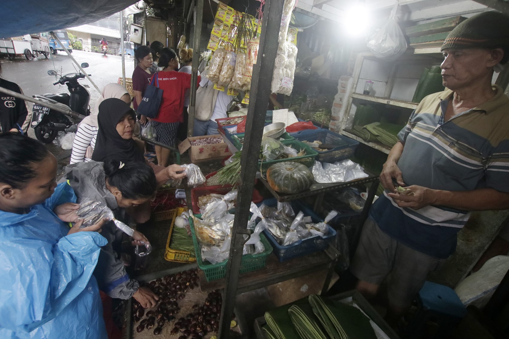 Aktivitas di Pasar Cipete pada 22 Maret 2020 yang tidak menerapkan social distancing