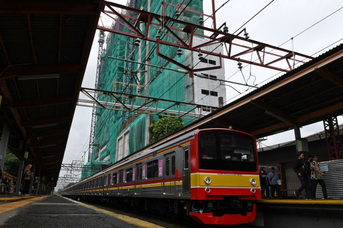 KRL melintas di Stasiun Tanjung Barat