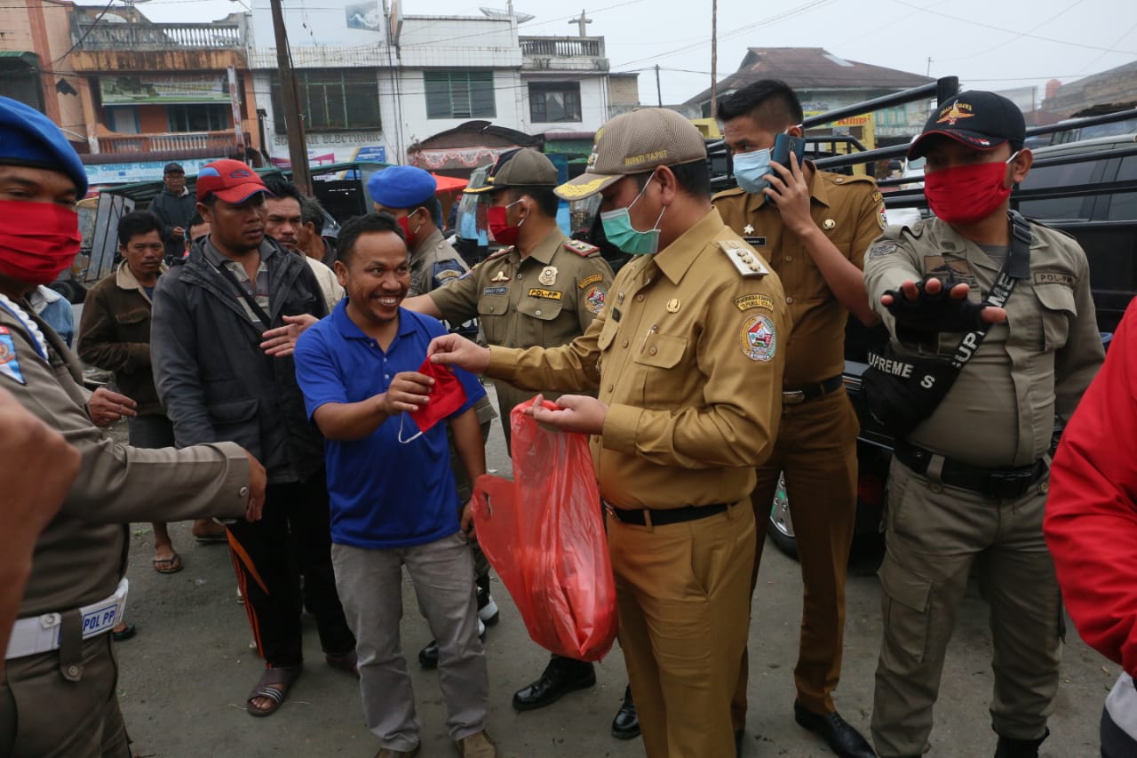 Bupati Tapanuli Utara Nikson Nababan membagikan masker