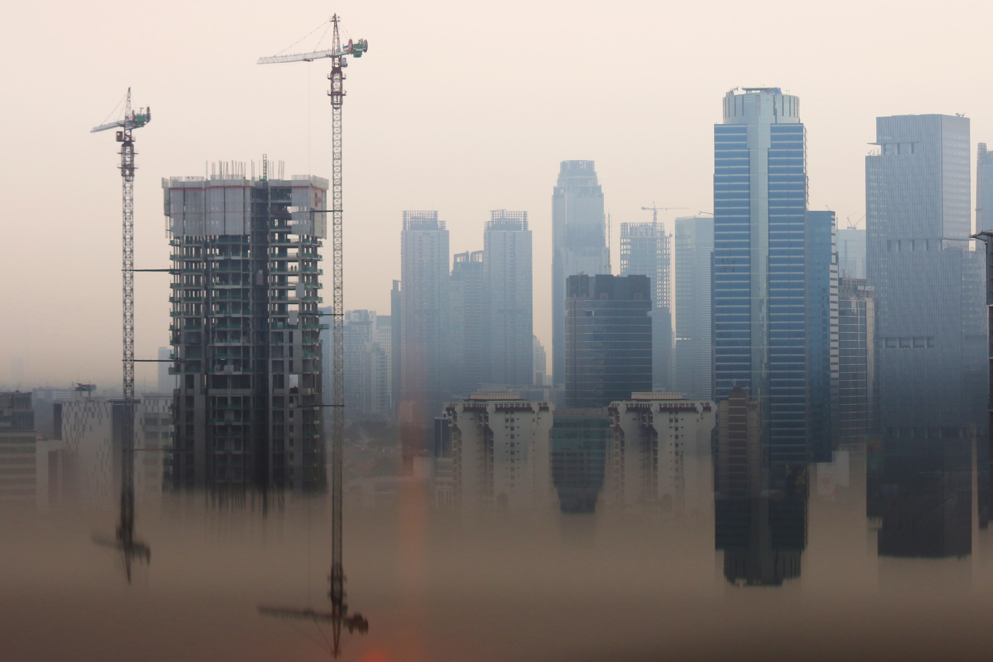 Foto suasana pembangunan gedung bertingkat di Jakarta,beberapa waktu lalu. Akibat virus Korona sejumlah investasi terhambat.