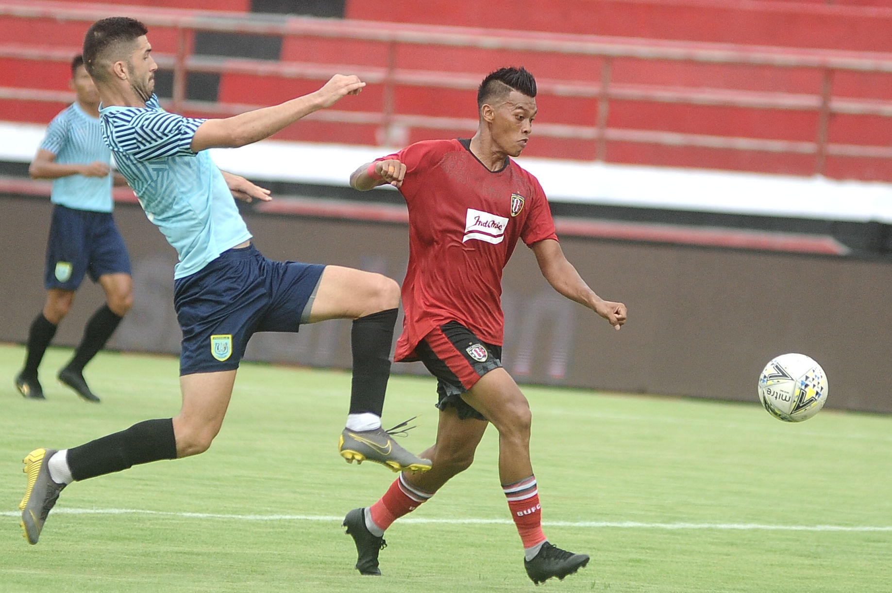  Pesepak bola Bali United Lerby Eliandry (kanan) 