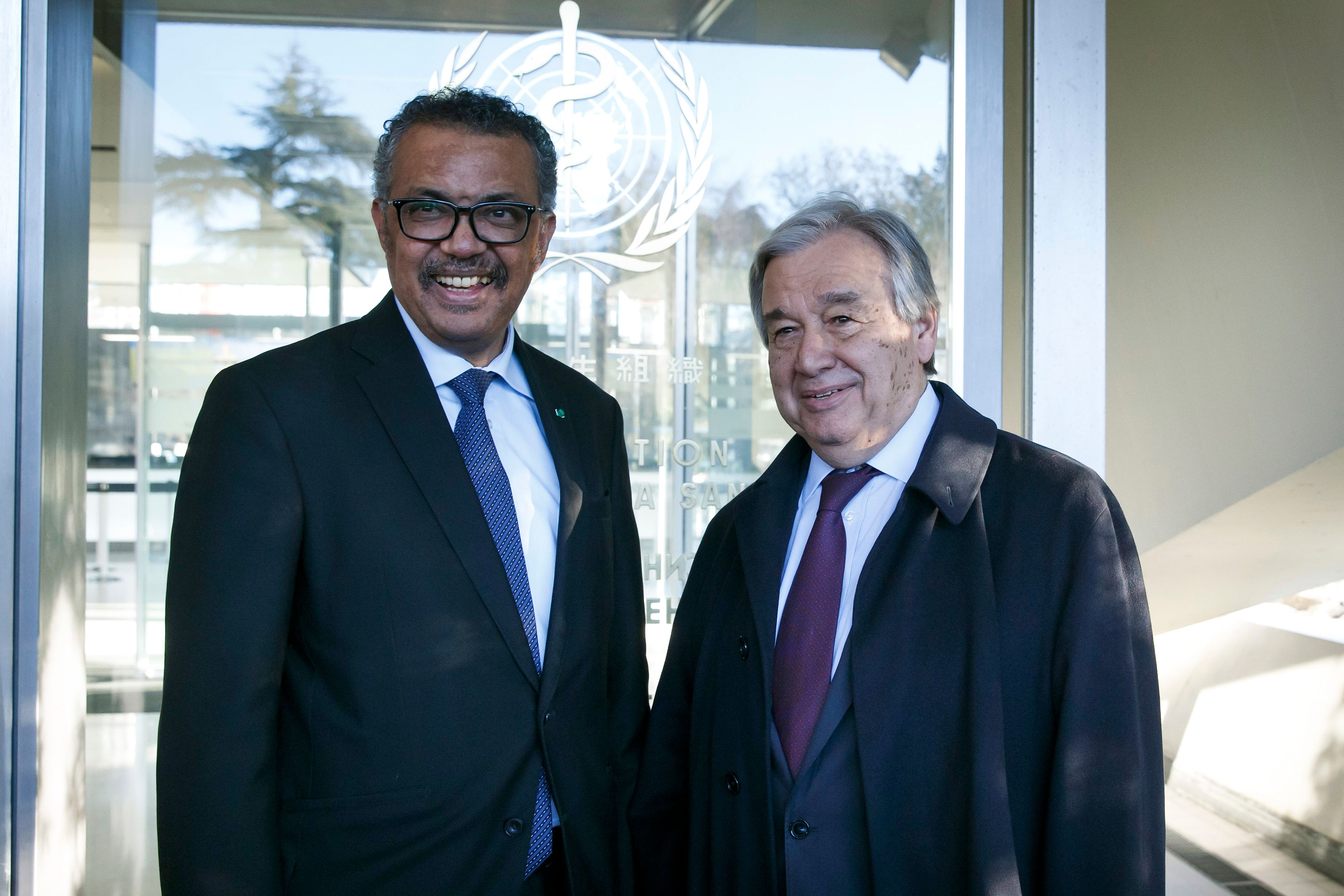  Direktur Jenderal WHO Tedros Adhanom Ghebreyesus (kiri) berpose dengan Sekjen PBB Antonio Guterres (kanan).