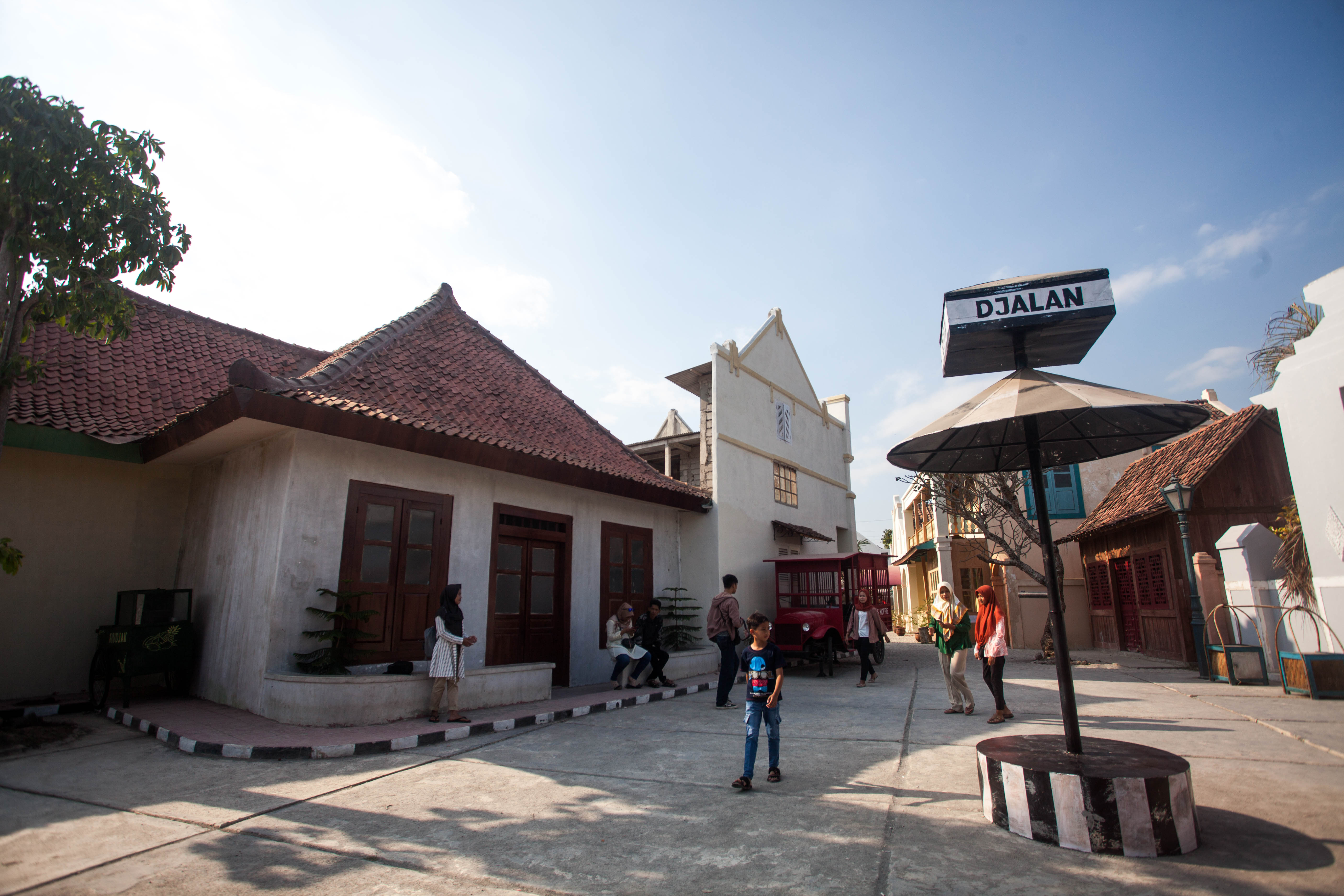 Dinas Pendidikan dan Kebudayaan Kabupaten Cianjur untuk sementara melarang pelajar melaksanakan karya wisata.