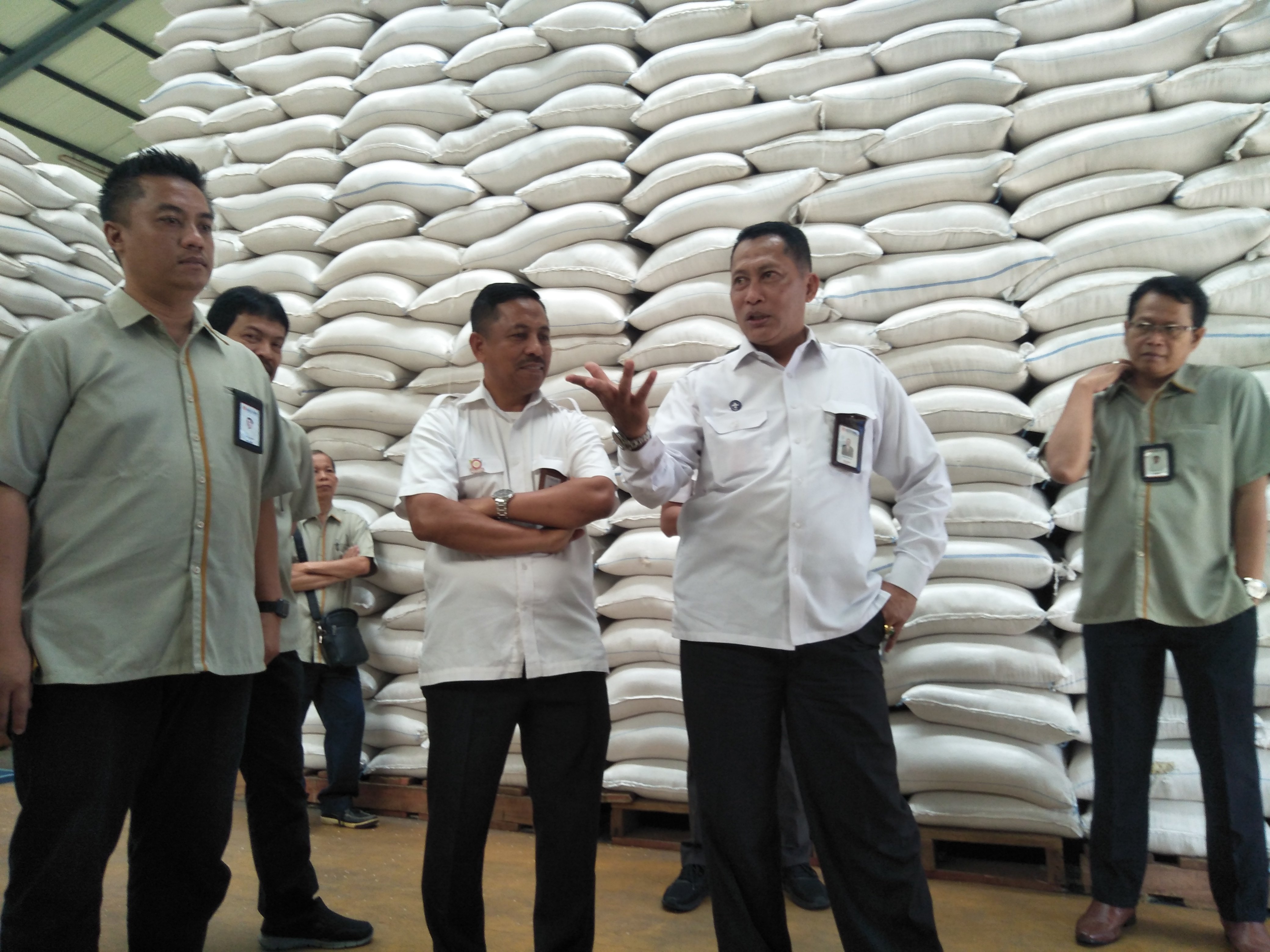 Direktur utama Bulog,  Budi Waseso (ketiga dari kanan) saat meninjau gudang Bulog Jawa Barat di Bandung, Selasa (3/3).  