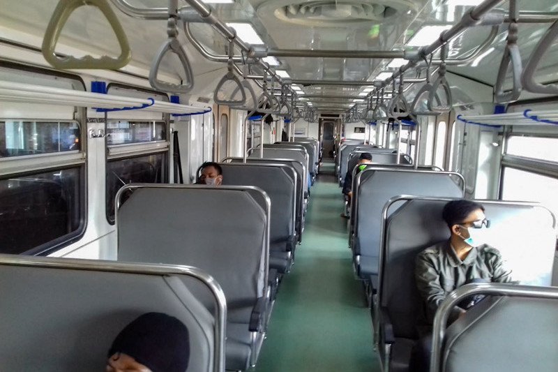 Potepret social distancing dalam kereta