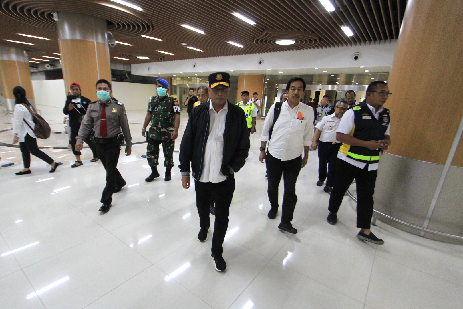 Menhub Budi Karya sumadi (ketiga kanan) melakukan pengecekan kesiapan di Bandara Kertajati, Majalengka, Jawa Barat.