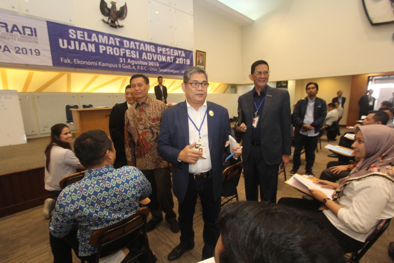 Ketua Umum Peradi  Prof. Dr. H. Fauzie Yusuf Hasibuan, SH, MH (tengah).