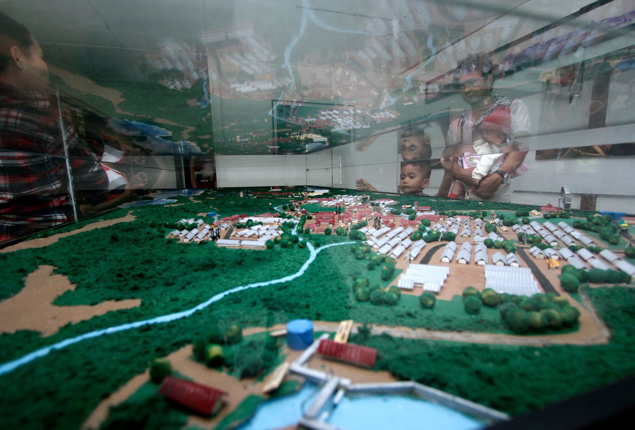 Wisatawan mengamati maket komplek camp Vietnam, di Pulau Galang, Batam, beberapa waktu lalu.