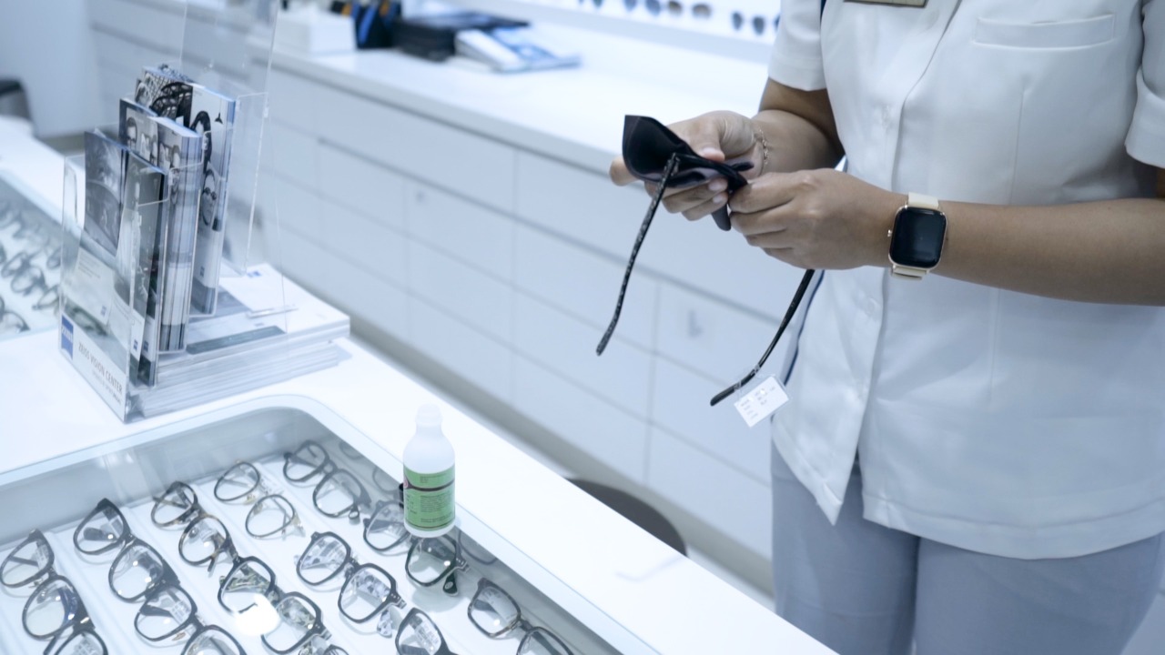 Ilustrasi pelayanan di Optik Tunggal