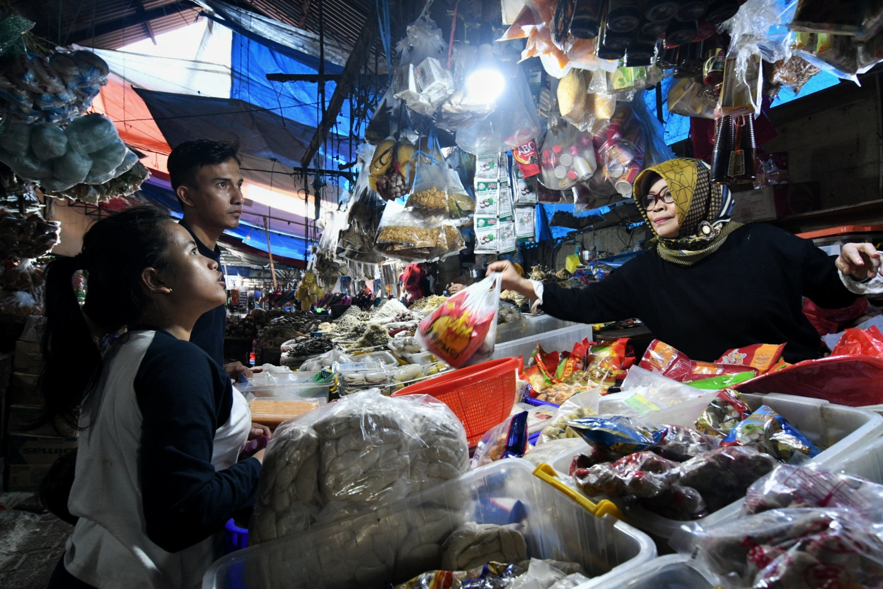Pedagang di Pasar Minggu tetap melayani pembeli di tengah pandemi covid-19.