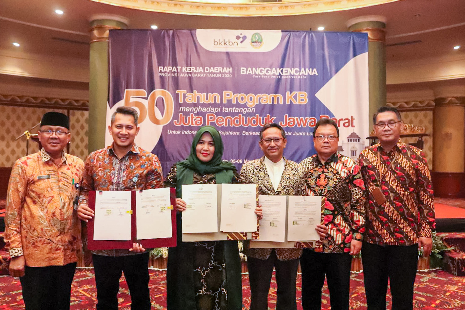 Penandatanganan MoU dilakukan Pemimpin Divisi Hubungan Kelembagaan Bank BJB Isa Anwari dan Kepala Perwakilan BKKBN Jabar Kusmana. 