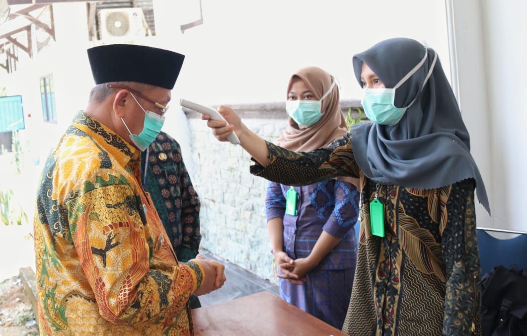 Bupati Sarolangun Cek Endra pun jal;ani tes suhu tubuh.