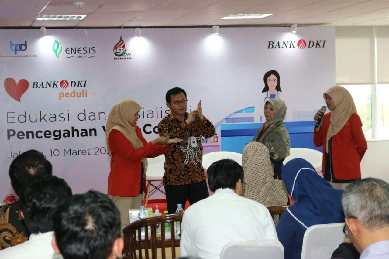 Direktur Kepatuhan Bank DKI, Ateng Rivai (batik) tengah melakukan sosialisasi pencegahan virus korona. 