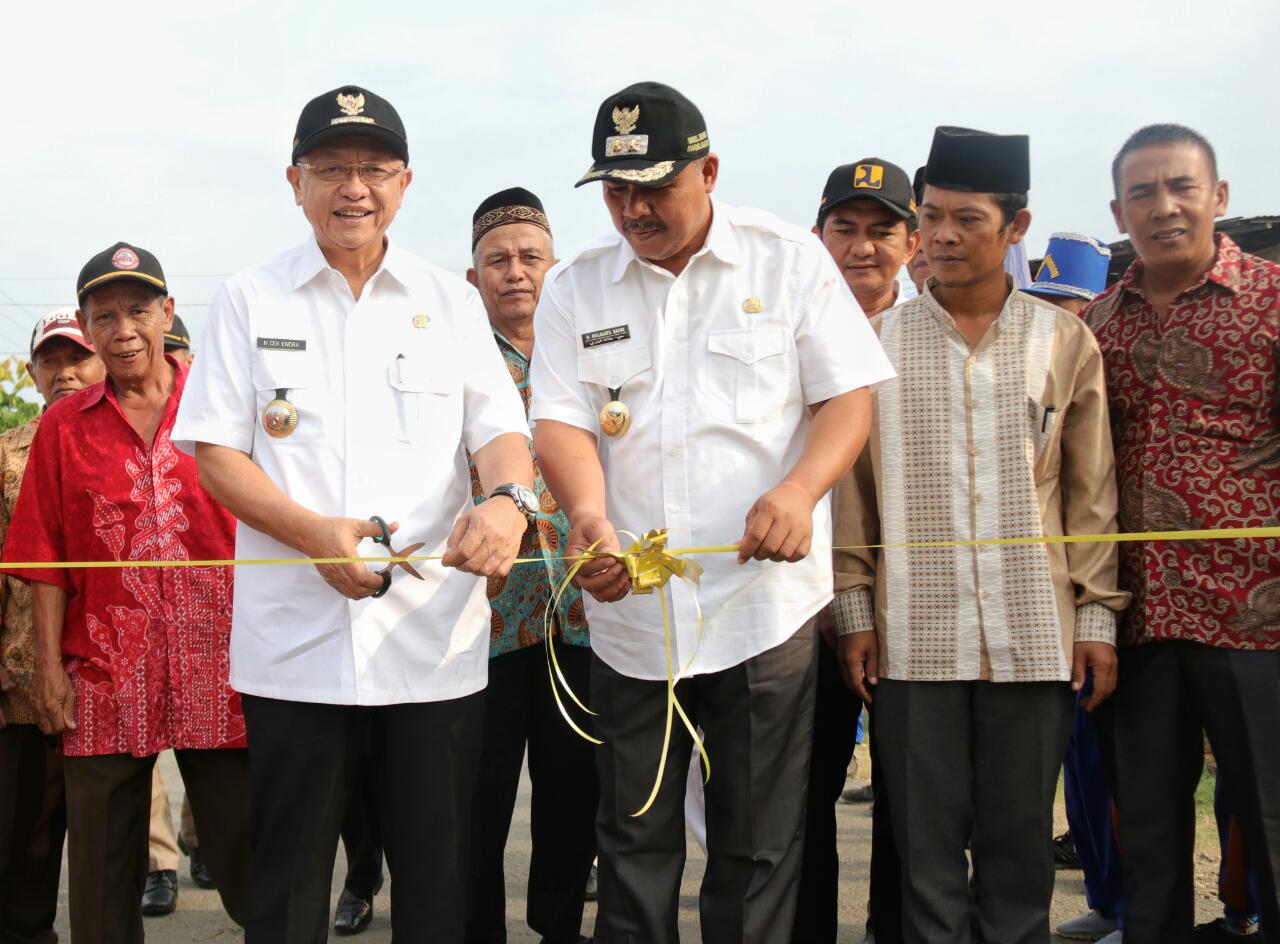 Bupati Sorolangun Cek Endra meresmikan ruas jalan yang menghubungkan tiga desa, Rabu (4/3)