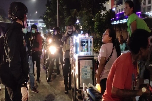 Polisi imbau warga agar tidak berkerumun atau nongkrong guna mencegah penyebaran covid-19. 