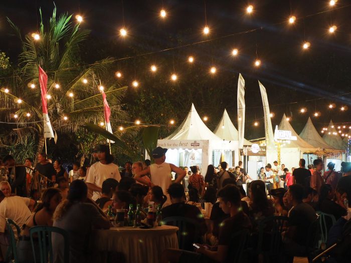 Pengunjung menikmati festival tahunan Kuta Beach Festival di Pantai Kuta yang disponsori Four Points by Sheraton Bali Kuta 