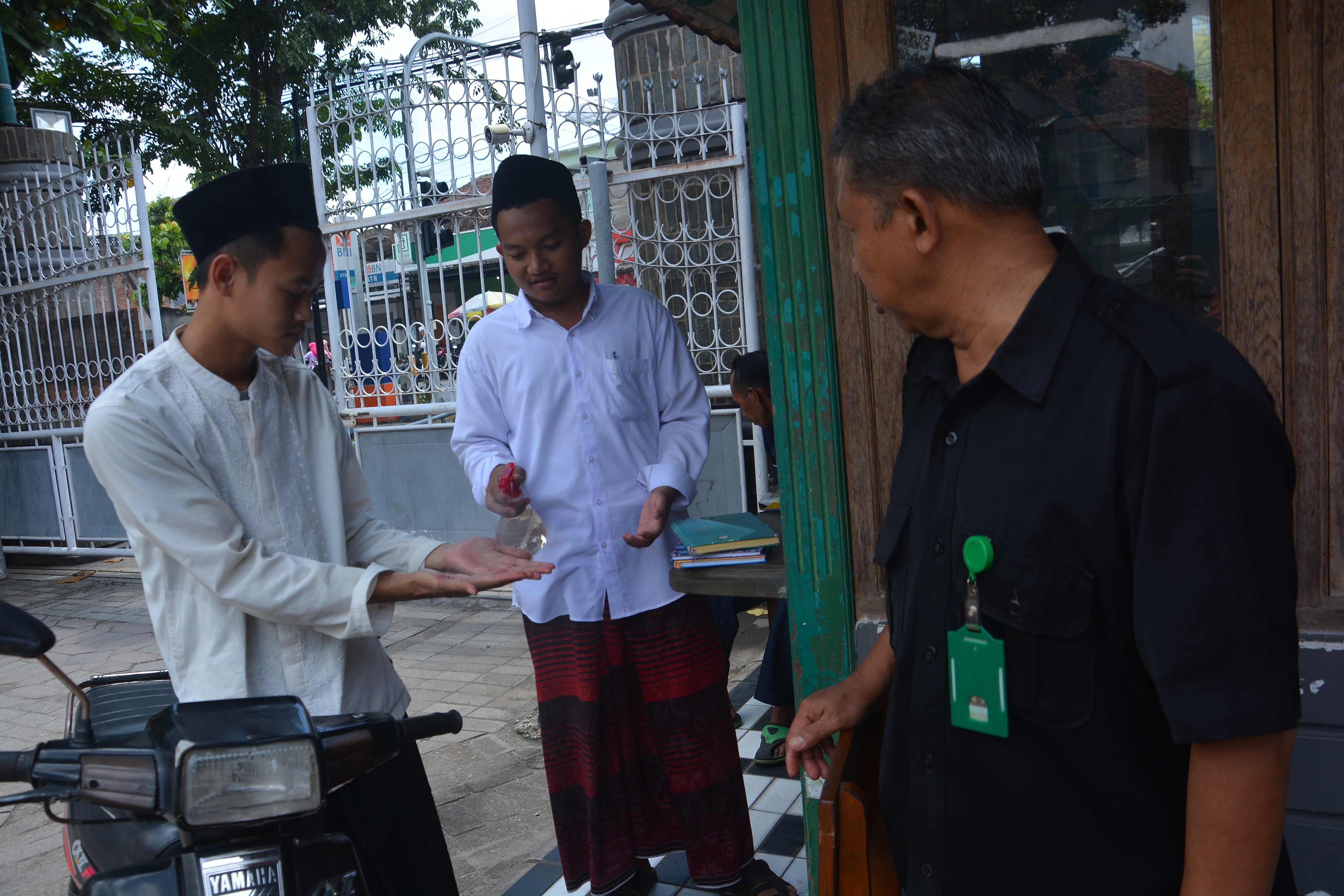 Santri menyemprotkan cairan pembersih tangan saat masuk ke dalam area Pesantren Tebuireng Jombang, Jawa Timur, Rabu (18/3).