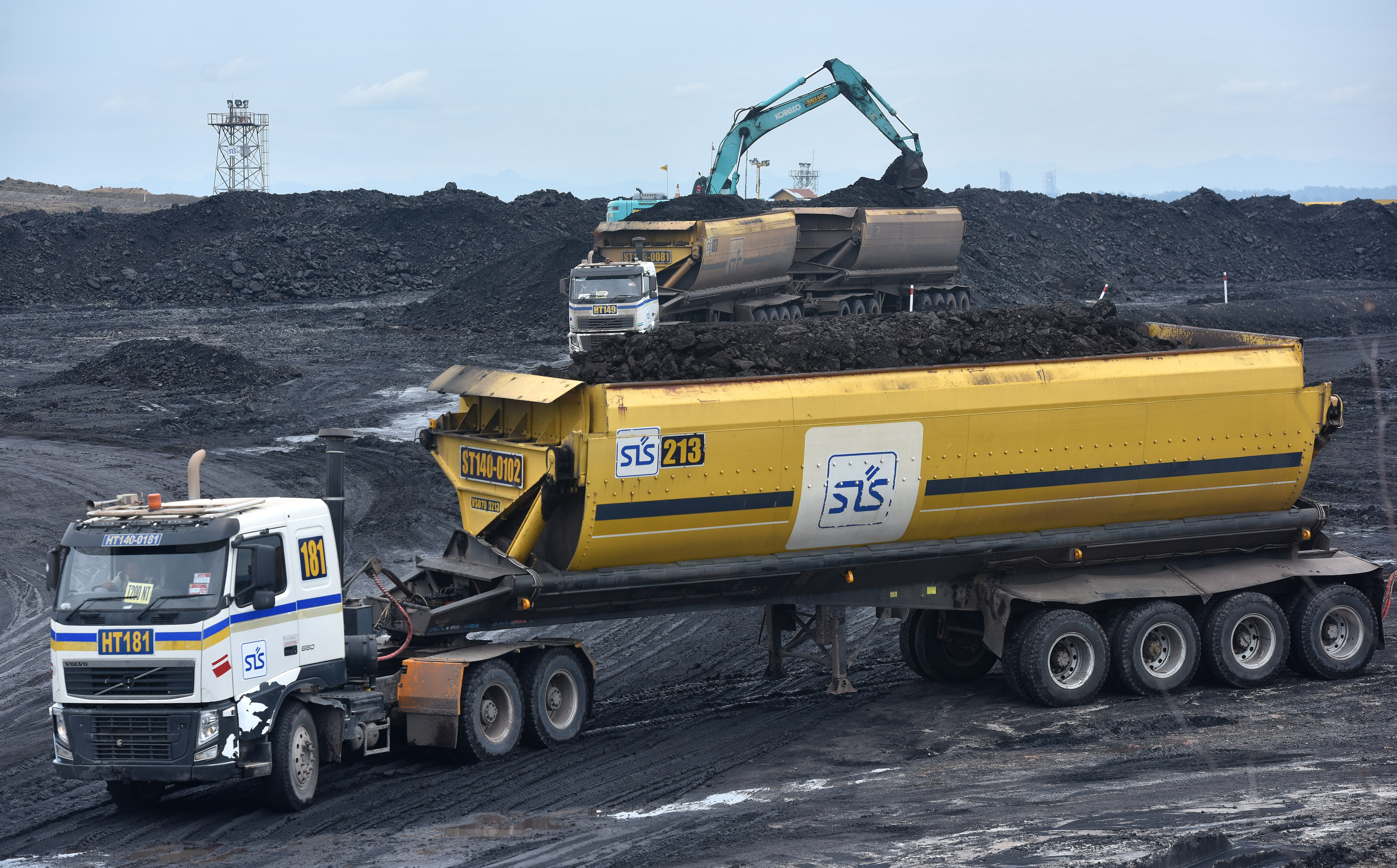 Aktivitas bongkar muat batubara di area pertambangan PT Adaro Indonesia di Tabalong, Kalsel, beberapa waktu lalu.