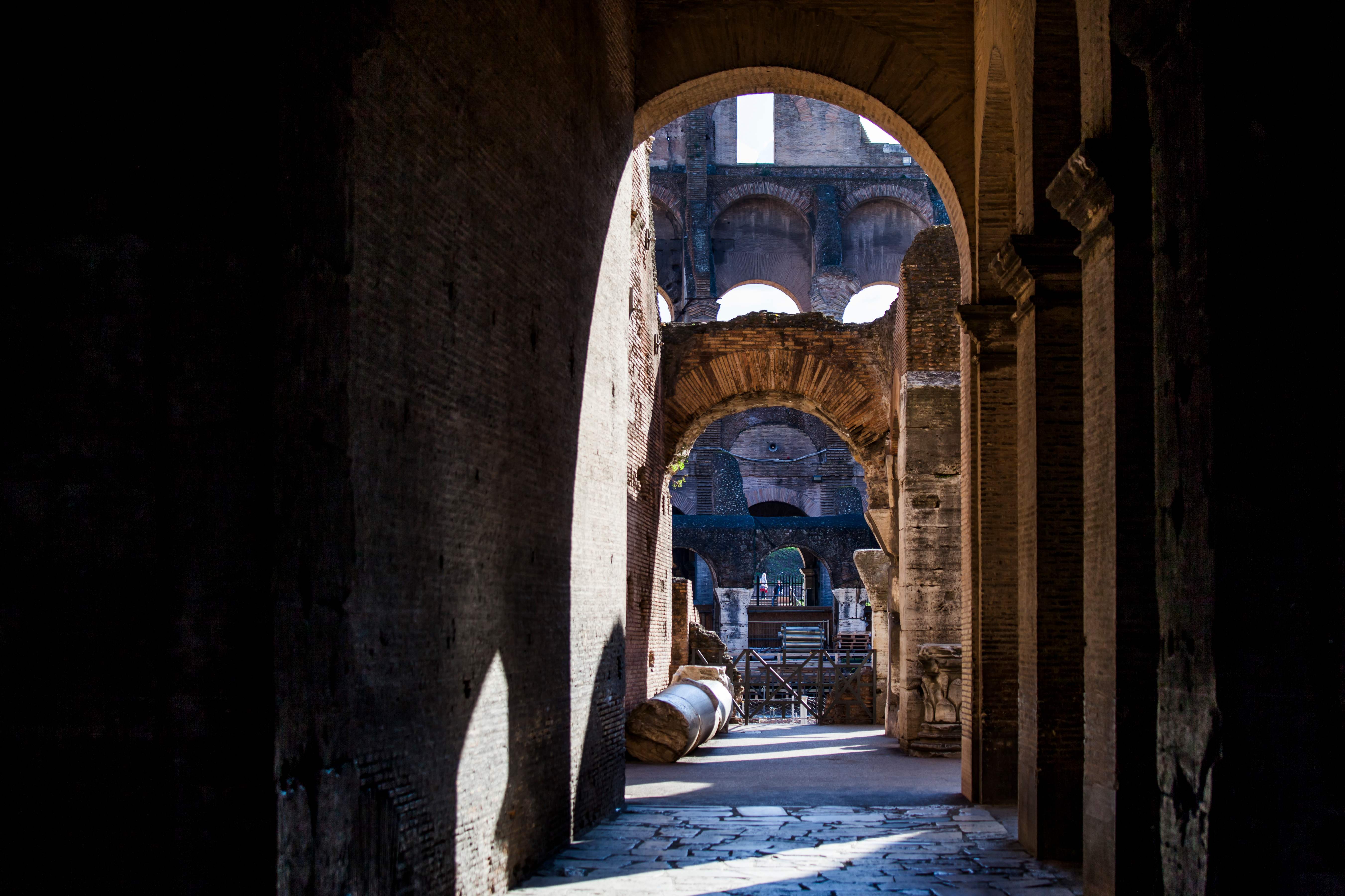  Suasana monumen Colosseum di Roma, Italia, tampak sepi pada Minggu (8/3) setelah penutupan sejumlah tempat akibat wabah Covid-19. 