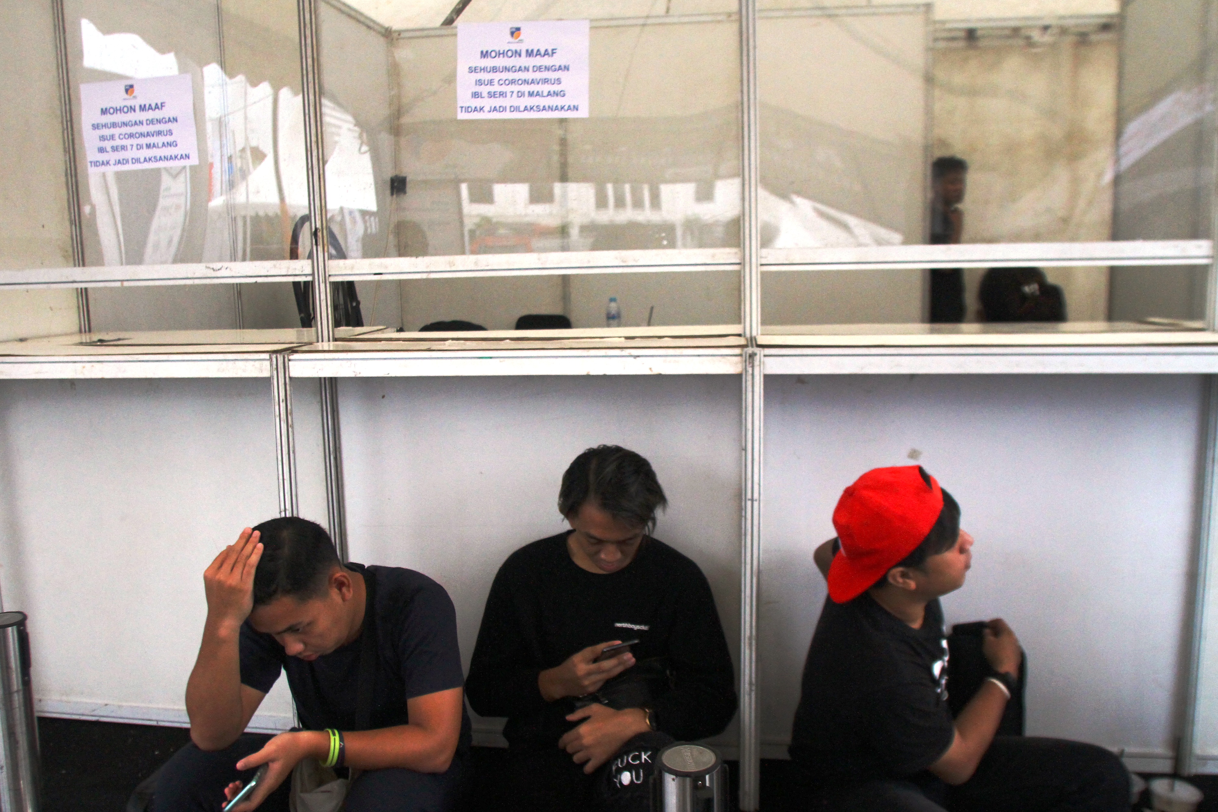 Penonton menunggu pengembalian uang tiket di depan loket Indonesia Basketball League (IBL) 2020 Seri VII di GOR Bimasakti, Malang, Jatim.