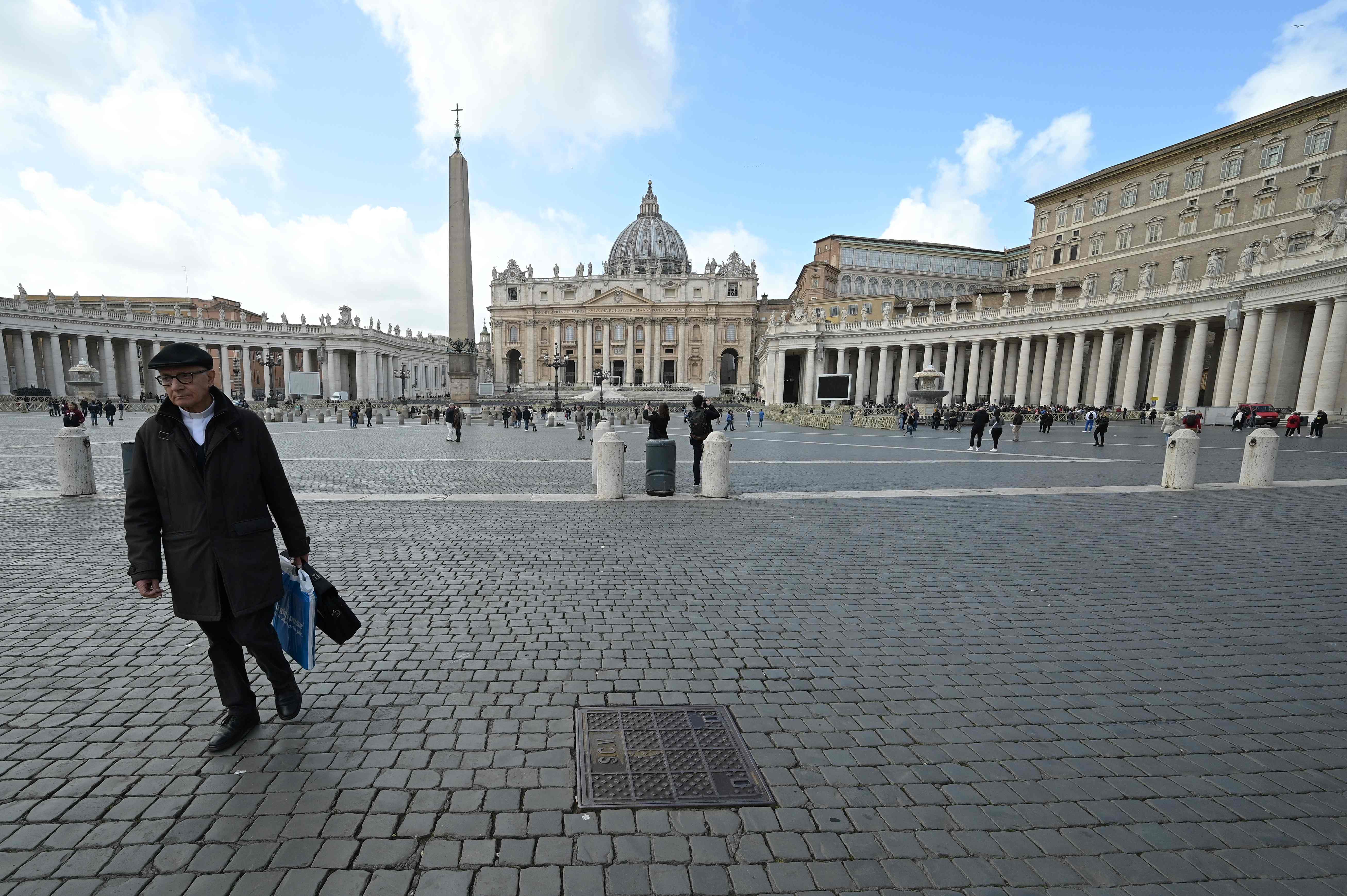 Basilika Santo Petrus yang sepi pengunjung akibat wabah virus korona melanda dunia.