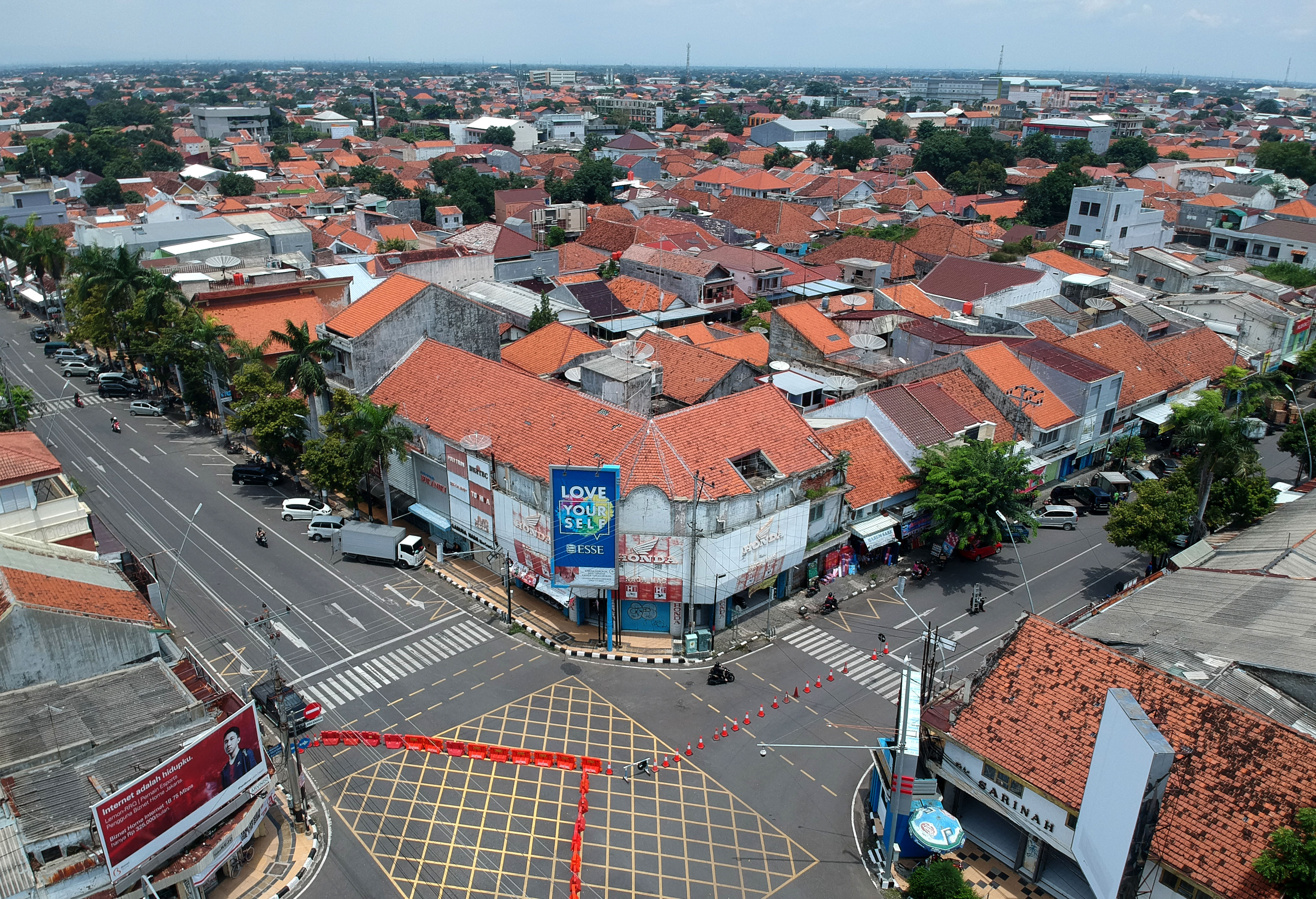 Suasana Kota Tegal akibat sejumlah rekayasa lalu lintas. 