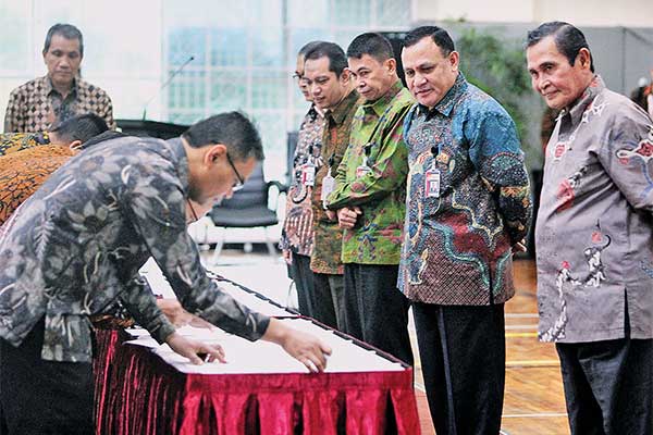 Ketua Dewan Pengawas KPK Tumpak Hatorangan Panggabean, Ketua KPK Firly Bahuri, Wakil Ketua KPK Nawawi Pamolango dan Nurul Gufron